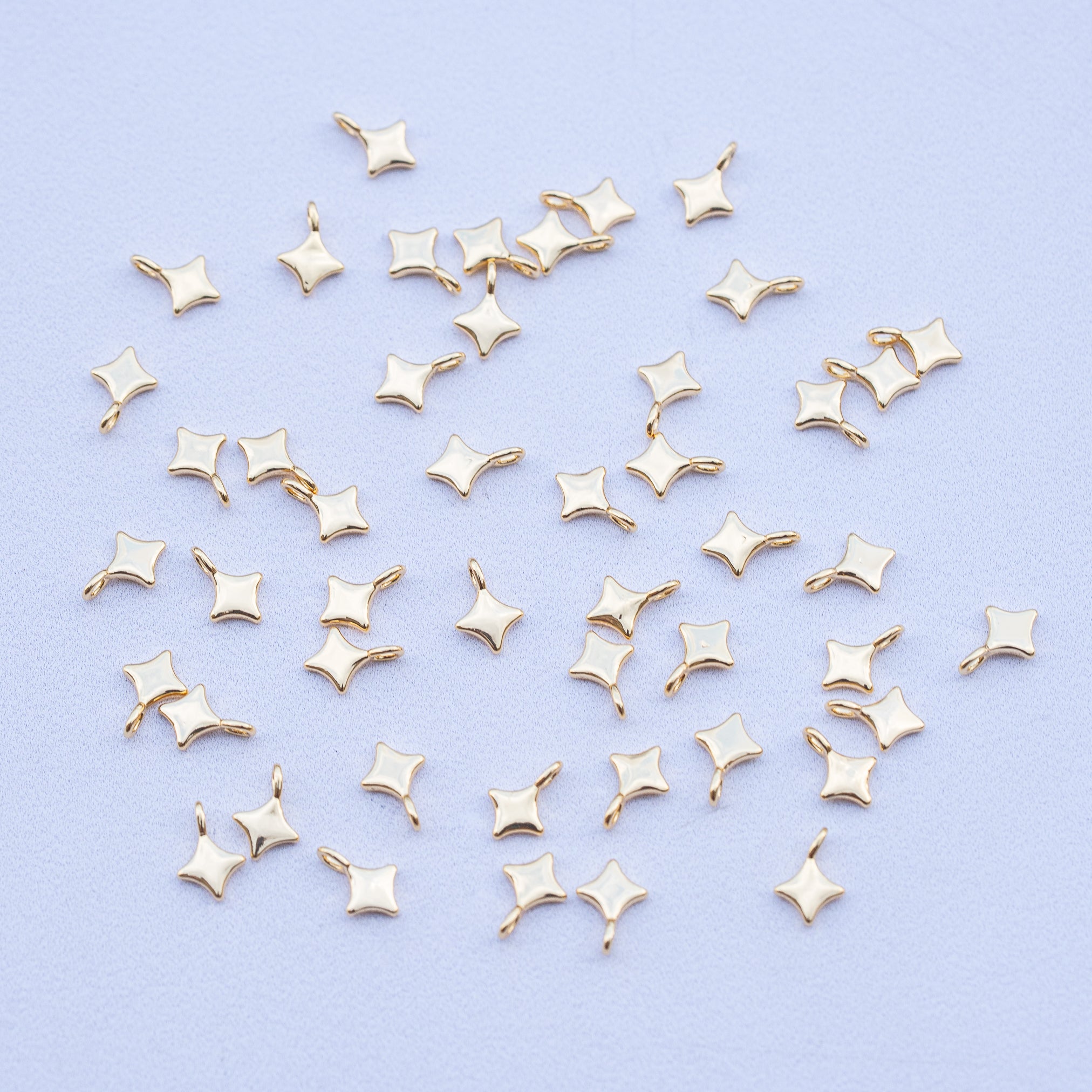 Petites breloques étoiles en laiton plaqué or 18k de 8,5 mm ( à l&