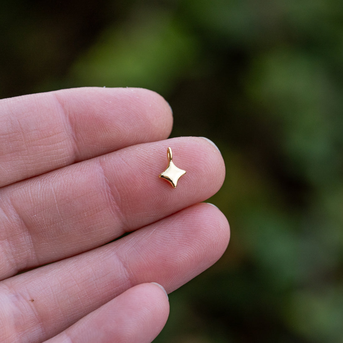 Petites breloques étoiles en laiton plaqué or 18k de 8,5 mm ( à l&