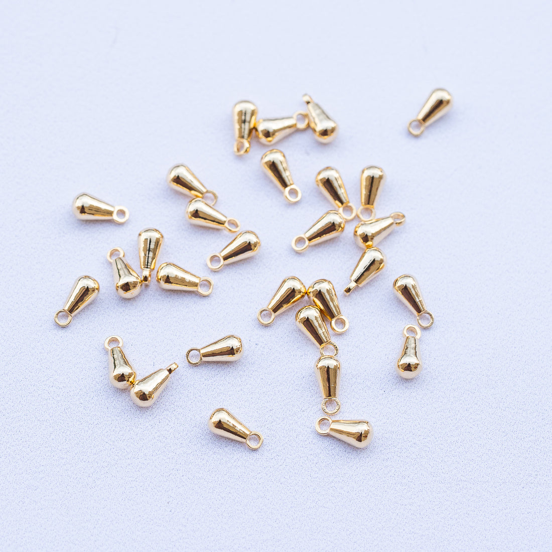 Petites breloques gouttes pampilles en laiton plaqué or 24k de 7,5 mm ( lot de 2 )