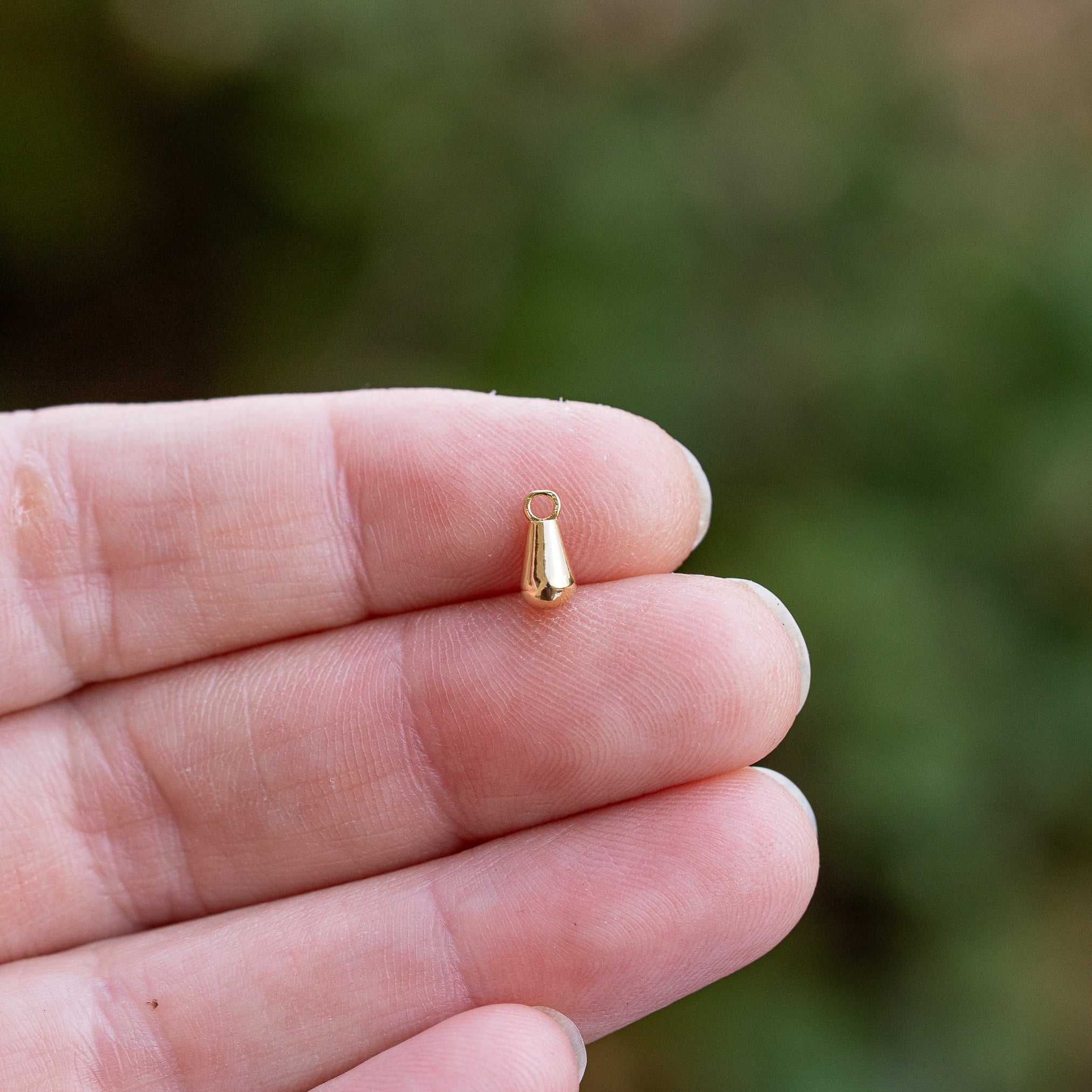 Petites breloques gouttes pampilles en laiton plaqué or 24k de 7,5 mm ( lot de 2 )