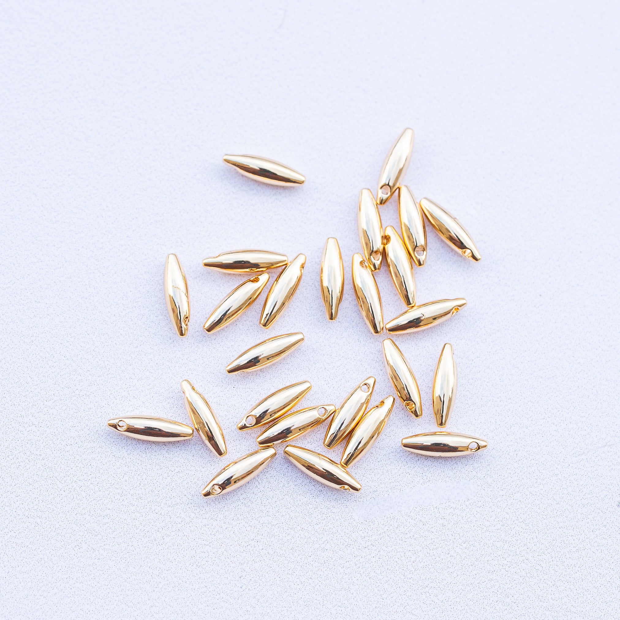 Petites breloques ovale/riz en laiton plaqué or 18k de 10 mm ( à l&