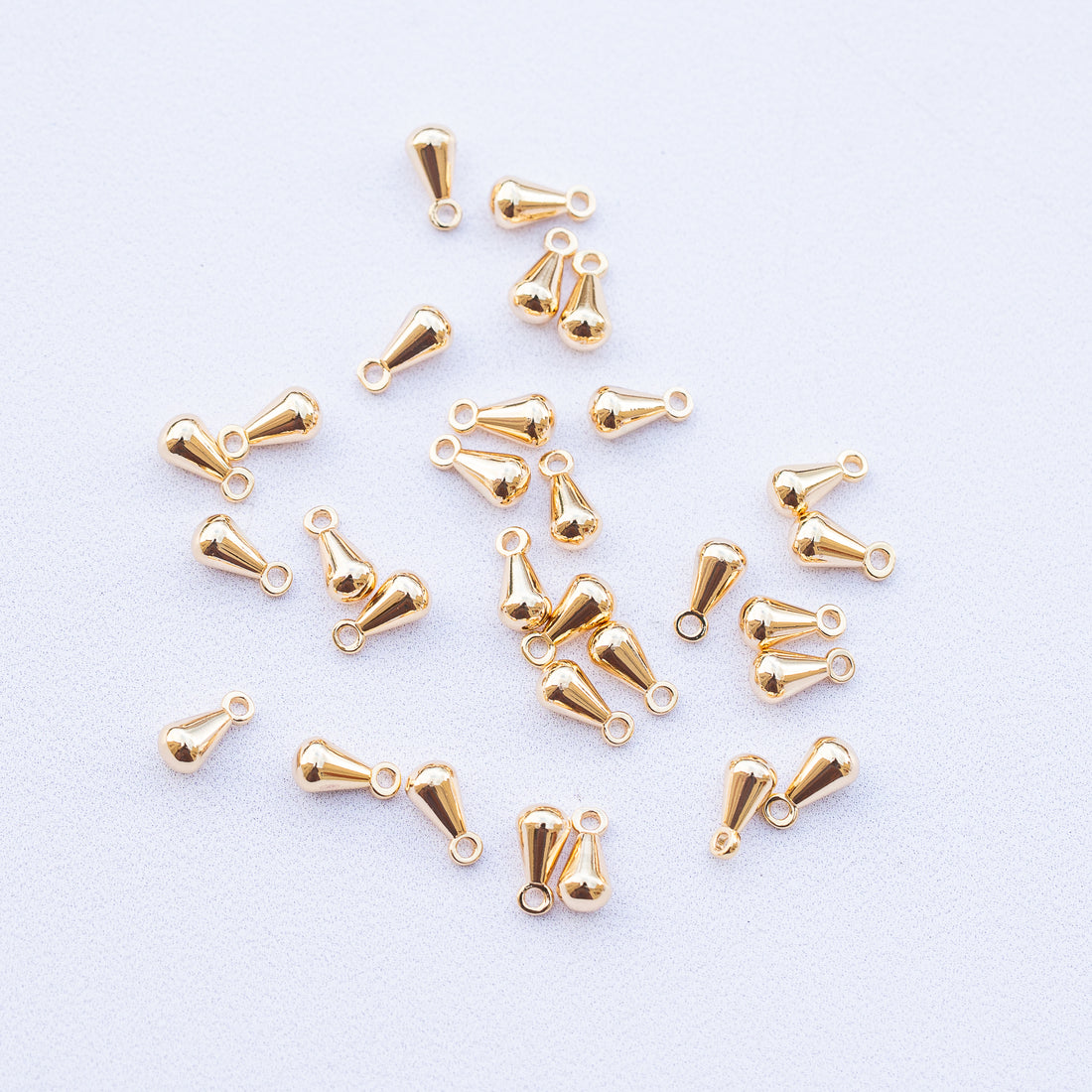 Petites breloques gouttes pampilles en laiton plaqué or 18k de 8 mm ( lot de 2 )