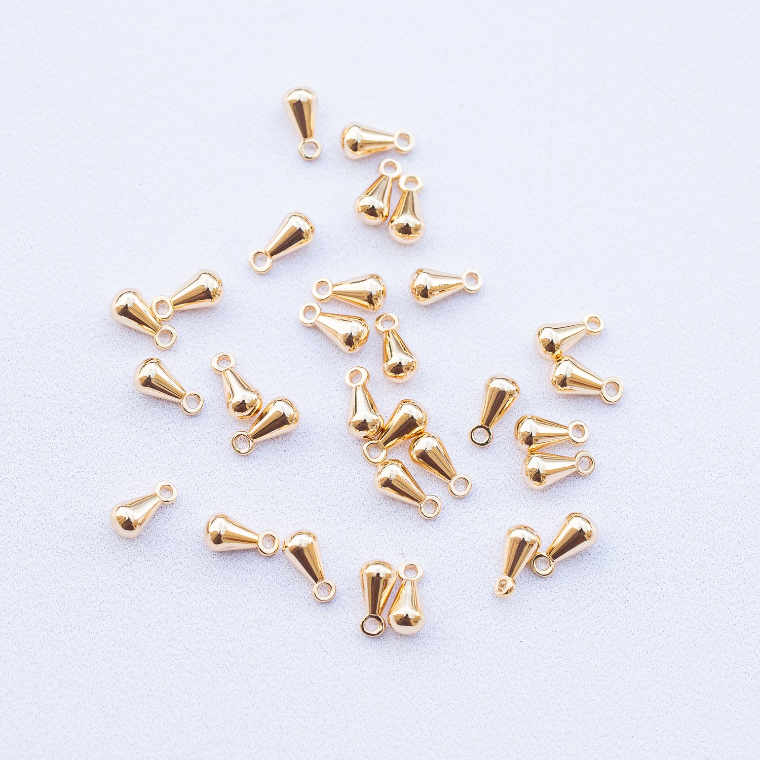 Petites breloques gouttes pampilles en laiton plaqué or 18k de 8 mm ( lot de 2 )