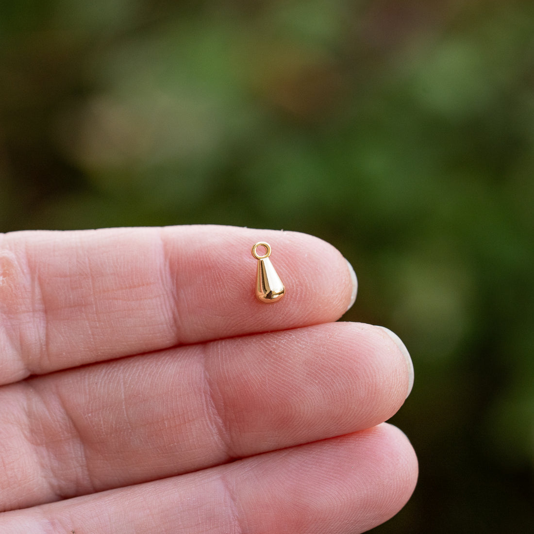 Petites breloques gouttes pampilles en laiton plaqué or 18k de 8 mm ( lot de 2 )