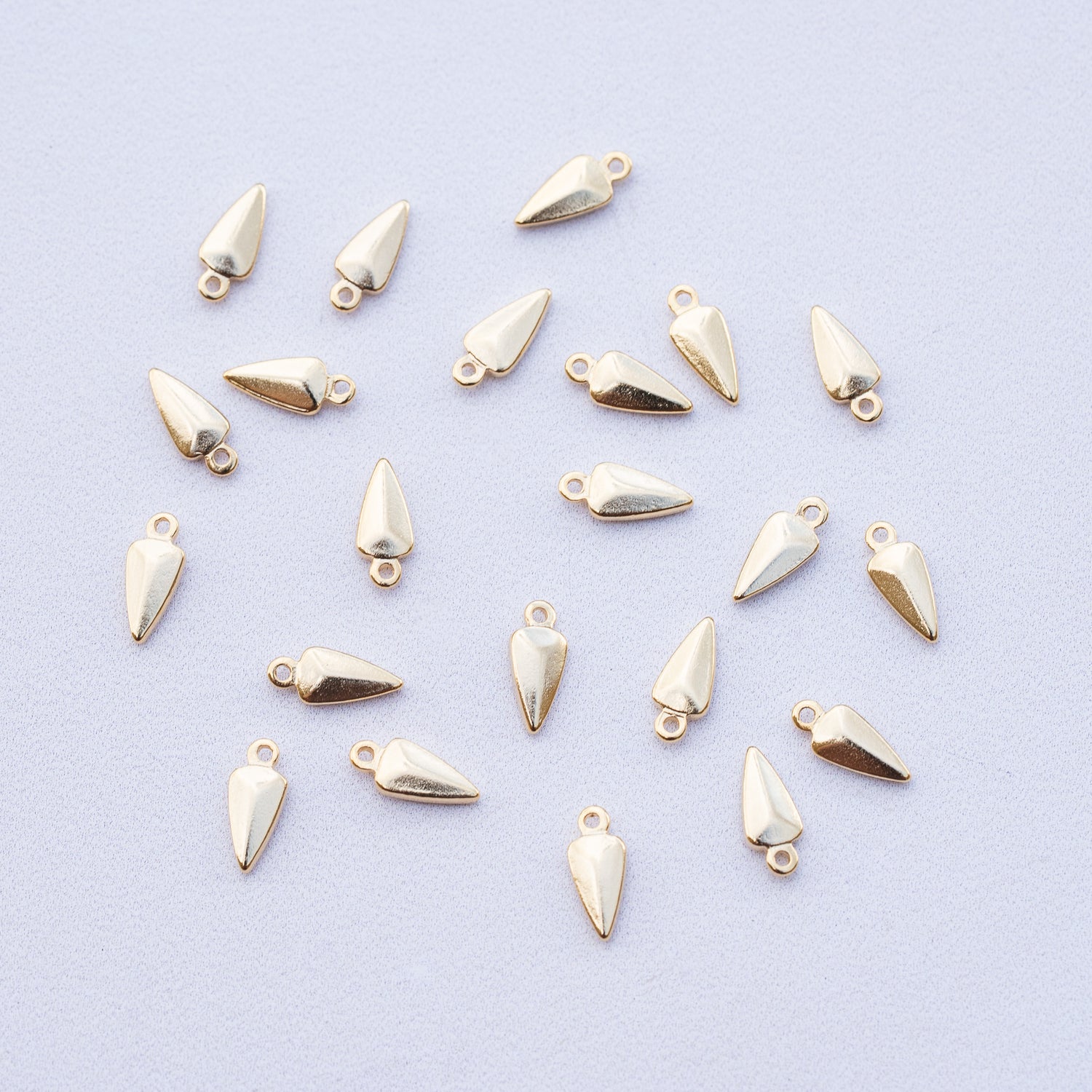 Petites breloques goutte/flèche en laiton plaqué or 24k de 10,5 mm ( à l&