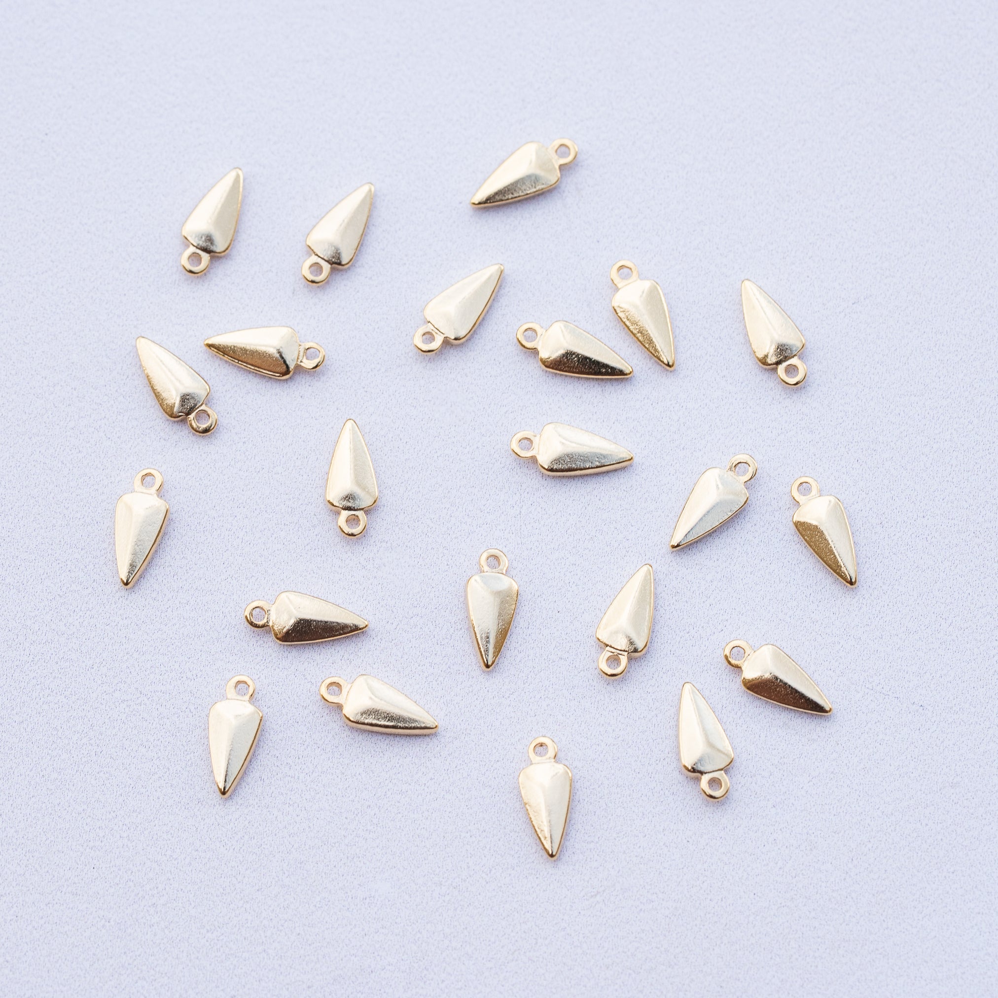 Petites breloques goutte/flèche en laiton plaqué or 24k de 10,5 mm ( à l&