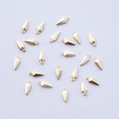 Petites breloques goutte/flèche en laiton plaqué or 24k de 10,5 mm ( à l&