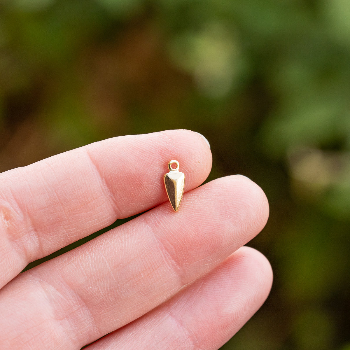 Petites breloques goutte/flèche en laiton plaqué or 24k de 10,5 mm ( à l&