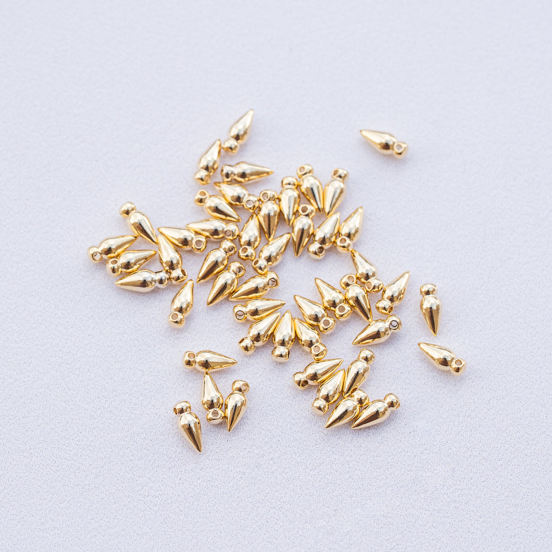 Petites breloques goutte/pendule en laiton plaqué or 24k de 7 mm ( lot de 2 )