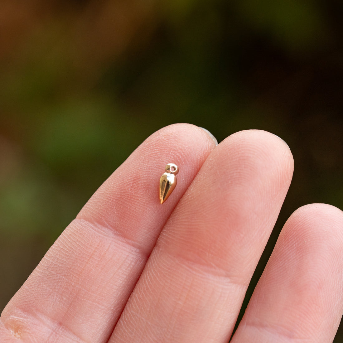 Petites breloques goutte/pendule en laiton plaqué or 24k de 7 mm ( lot de 2 )