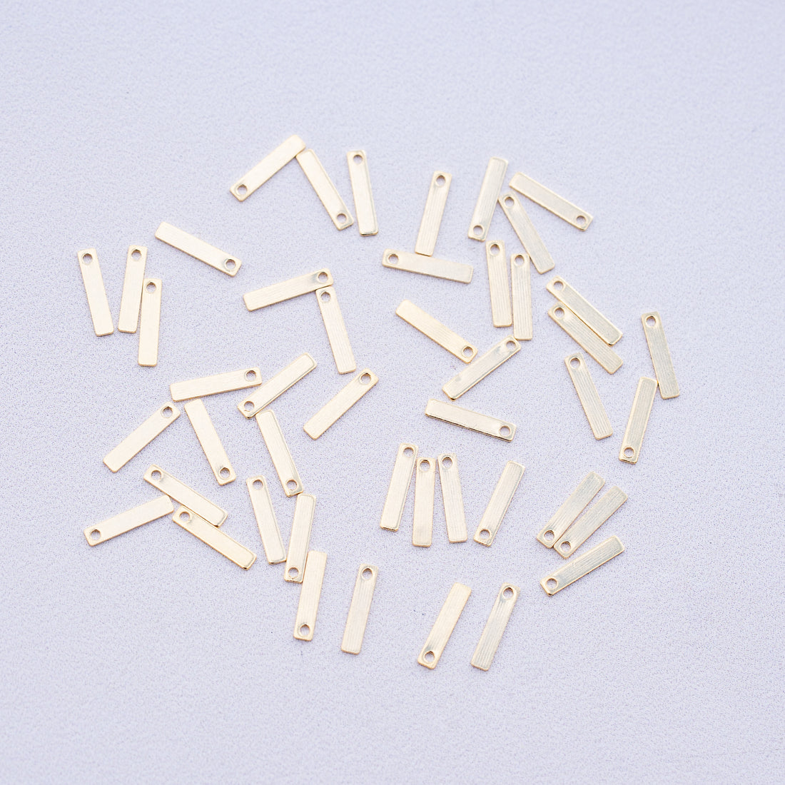 Petites breloques pampilles rectangle en laiton plaqué or 24k de 10 mm ( lot de 2 )