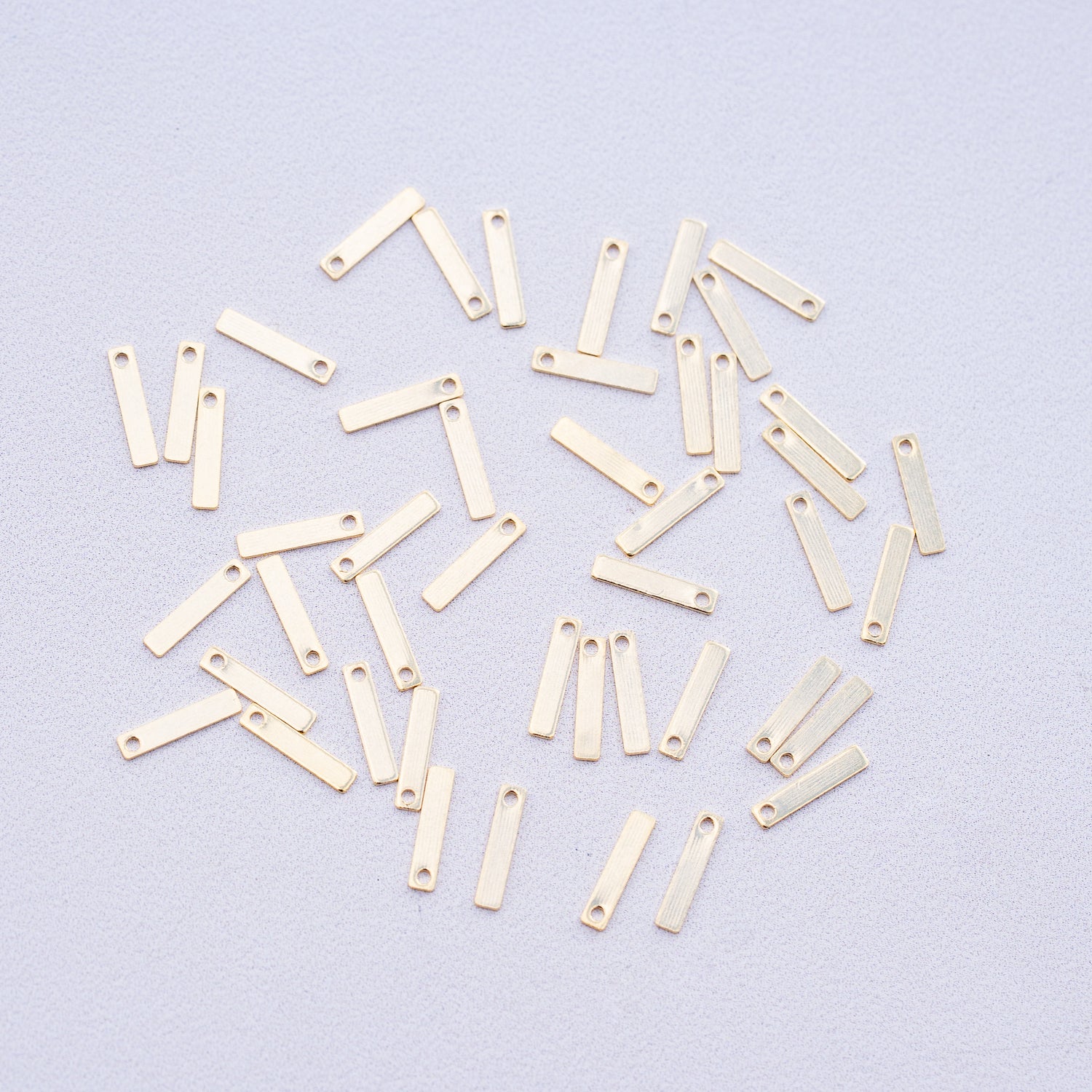 Petites breloques pampilles rectangle en laiton plaqué or 24k de 10 mm ( lot de 2 )