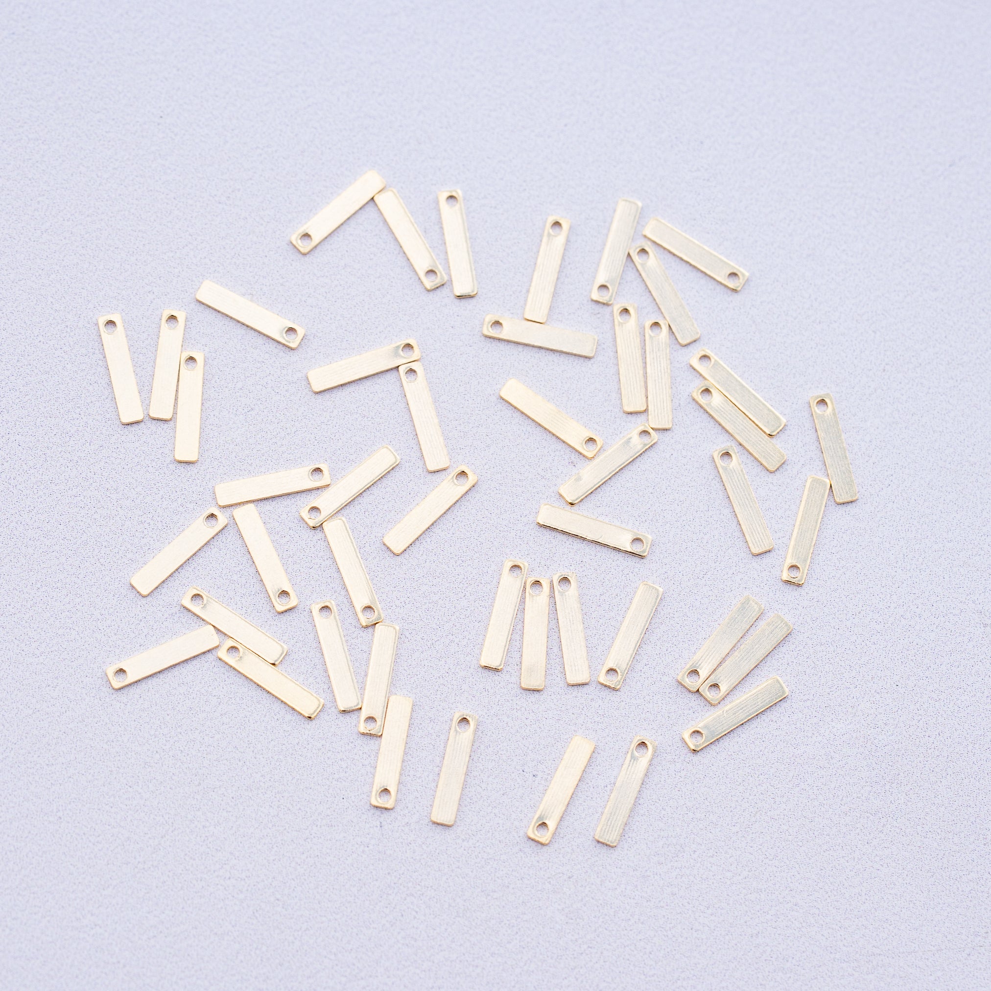 Petites breloques pampilles rectangle en laiton plaqué or 24k de 10 mm ( lot de 2 )
