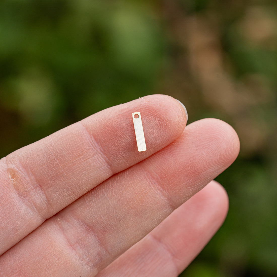 Petites breloques pampilles rectangle en laiton plaqué or 24k de 10 mm ( lot de 2 )
