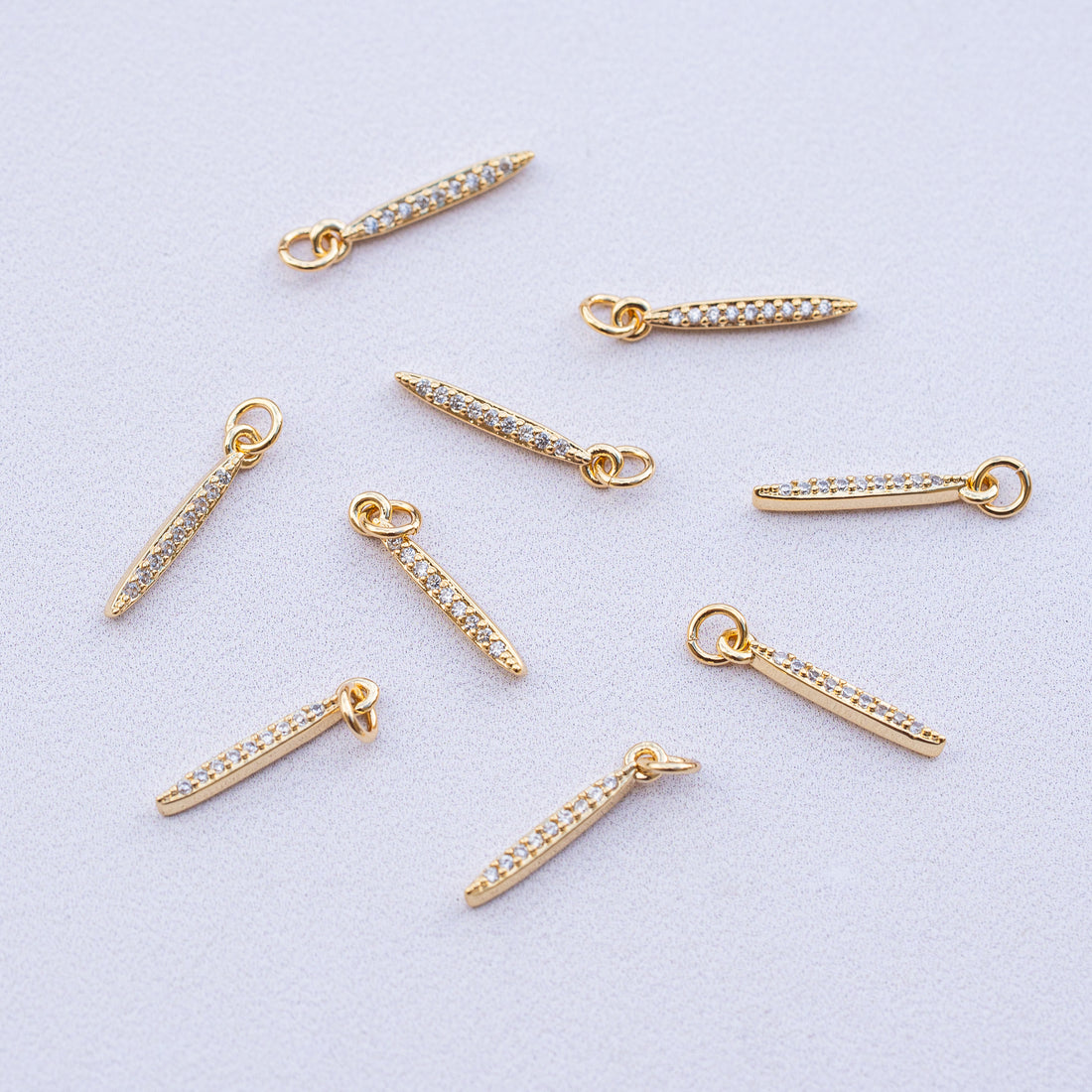 Petites breloques pampilles allongées laiton plaqué or 18k et zirconium de 16 mm ( à l&