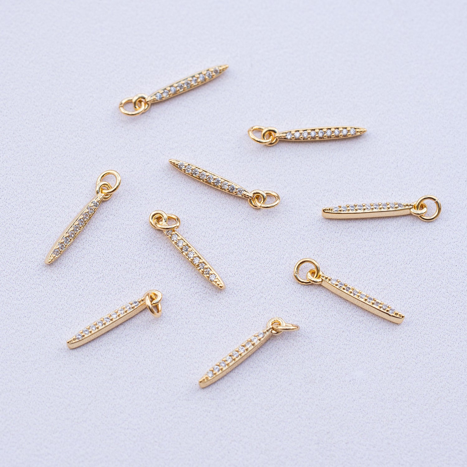 Petites breloques pampilles allongées laiton plaqué or 18k et zirconium de 16 mm ( à l&
