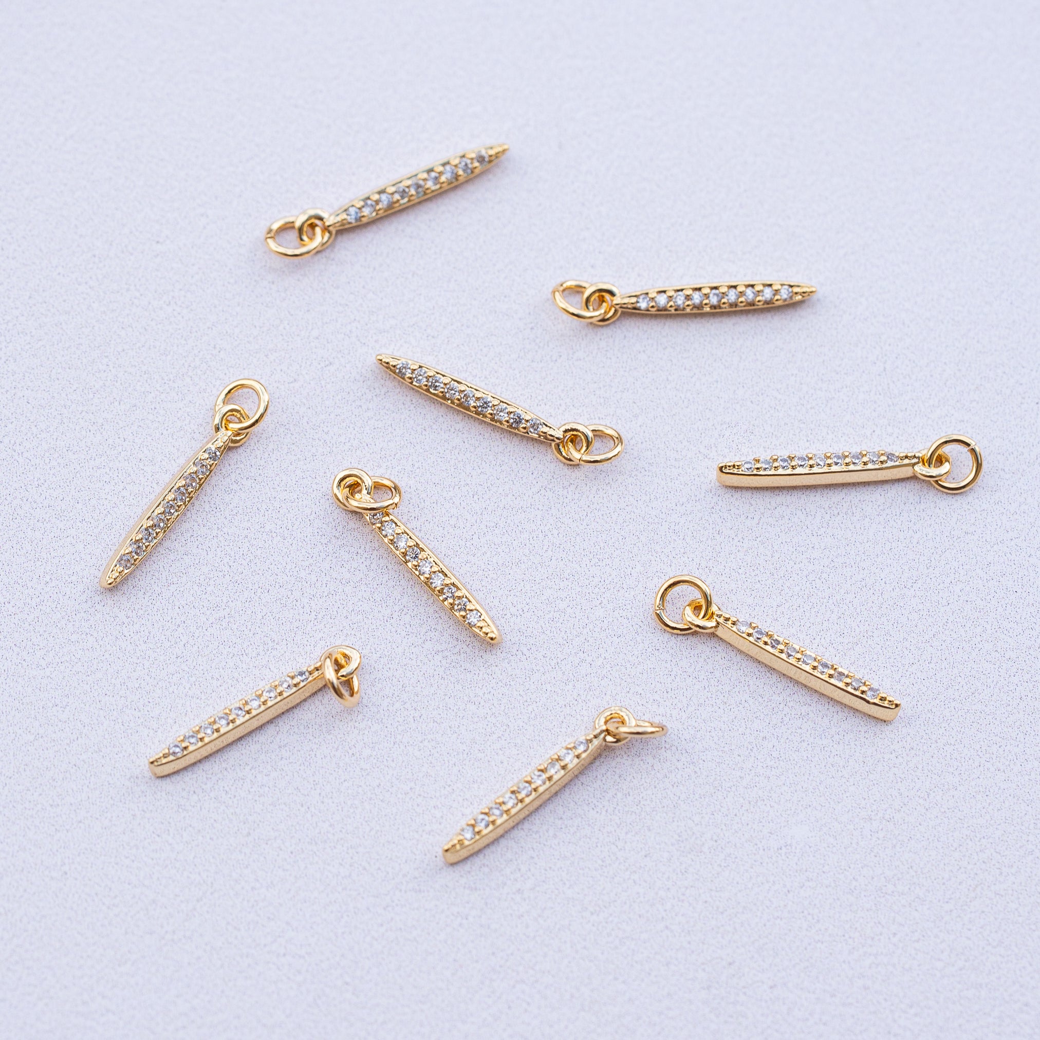 Petites breloques pampilles allongées laiton plaqué or 18k et zirconium de 16 mm ( à l&