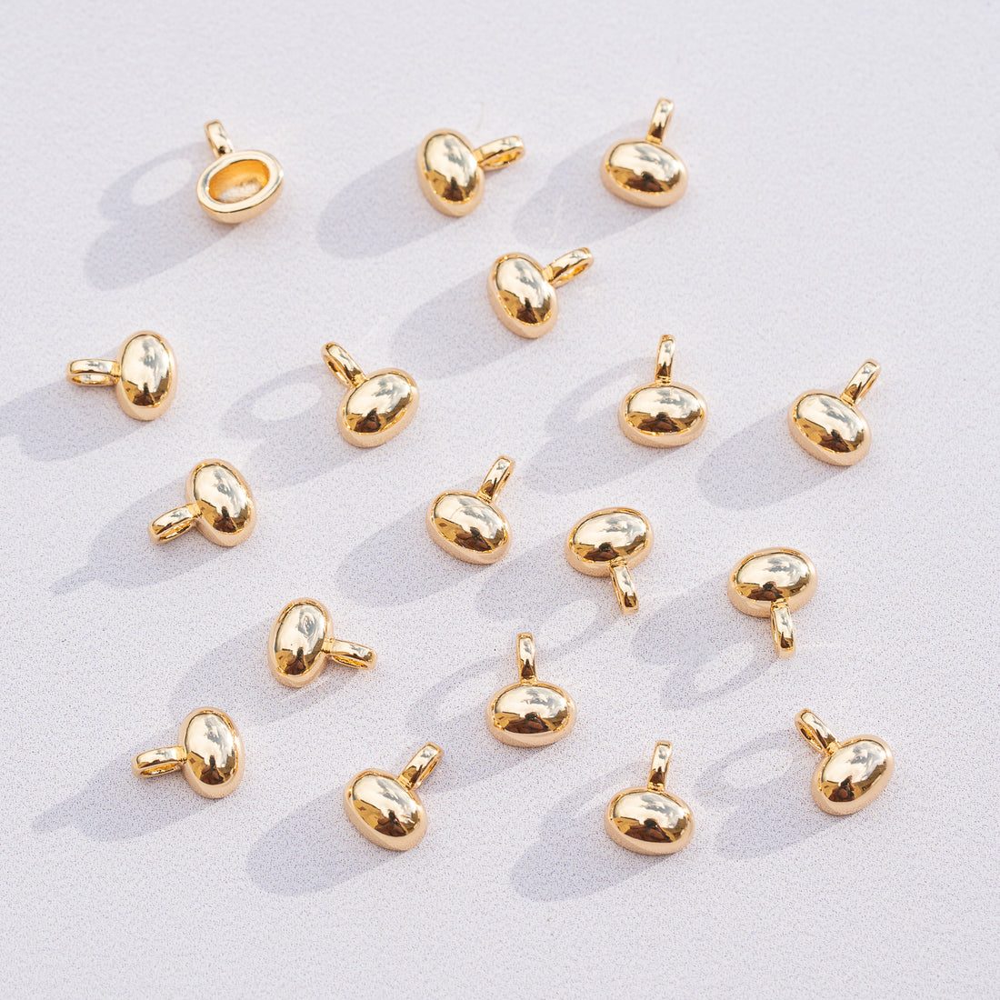 Petites breloques ovales en laiton plaqué or 18k de 9 mm ( à l&