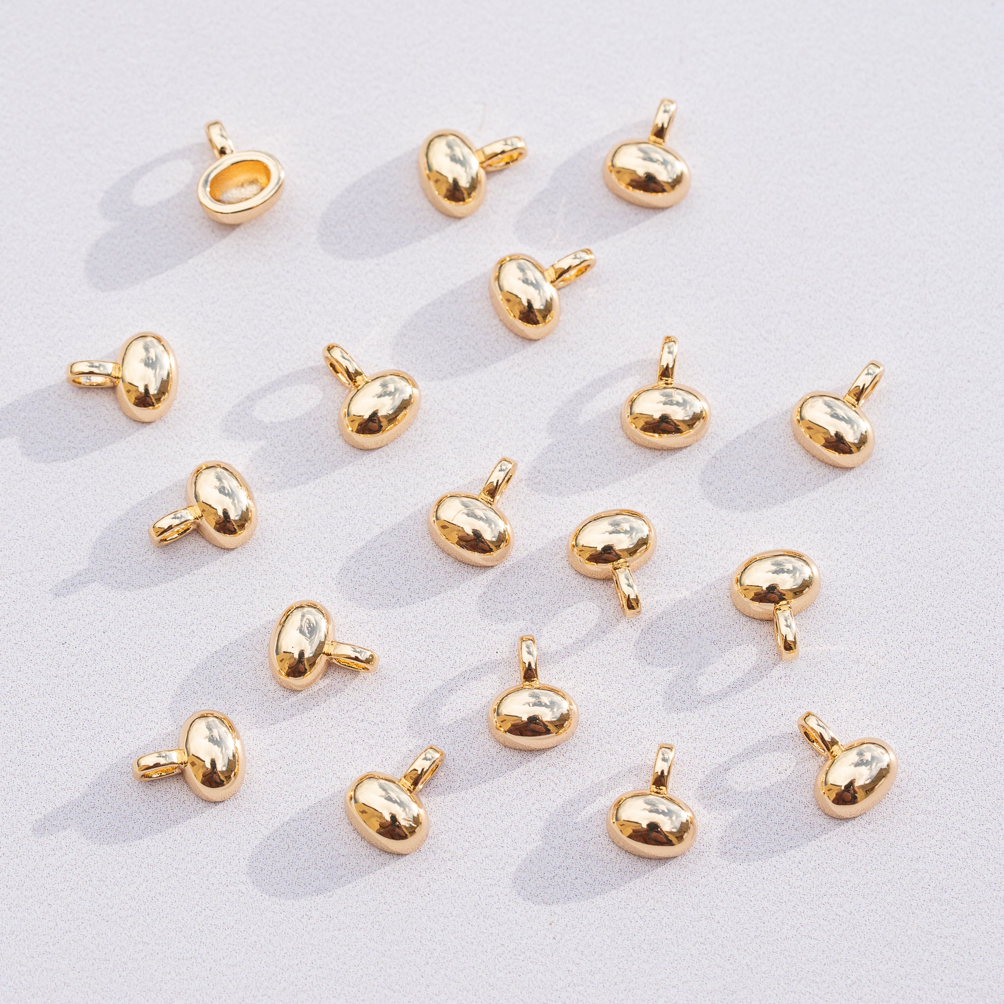 Petites breloques ovales en laiton plaqué or 18k de 9 mm ( à l&