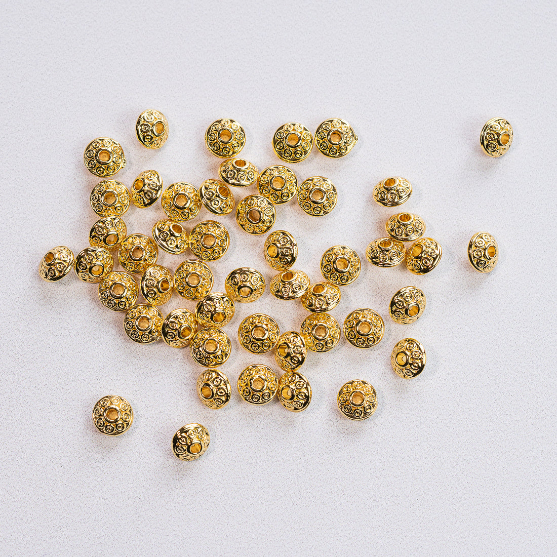 Perles toupies texturées en laiton plaqué or 18k de 6,7 x 4,3 mm ( lot de 4 )