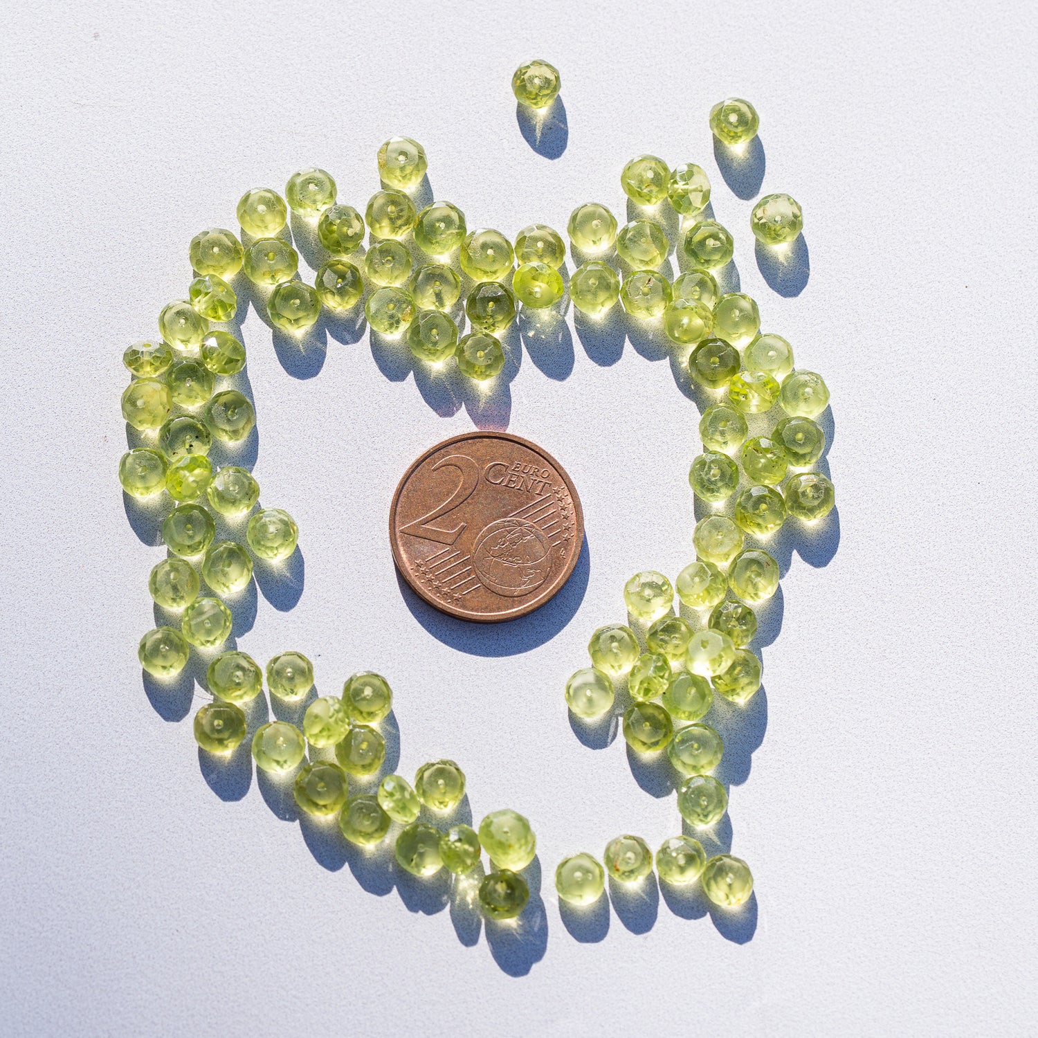 Perles rondelles facettes de Péridot de env 5 mm ( lot de 4 perles )