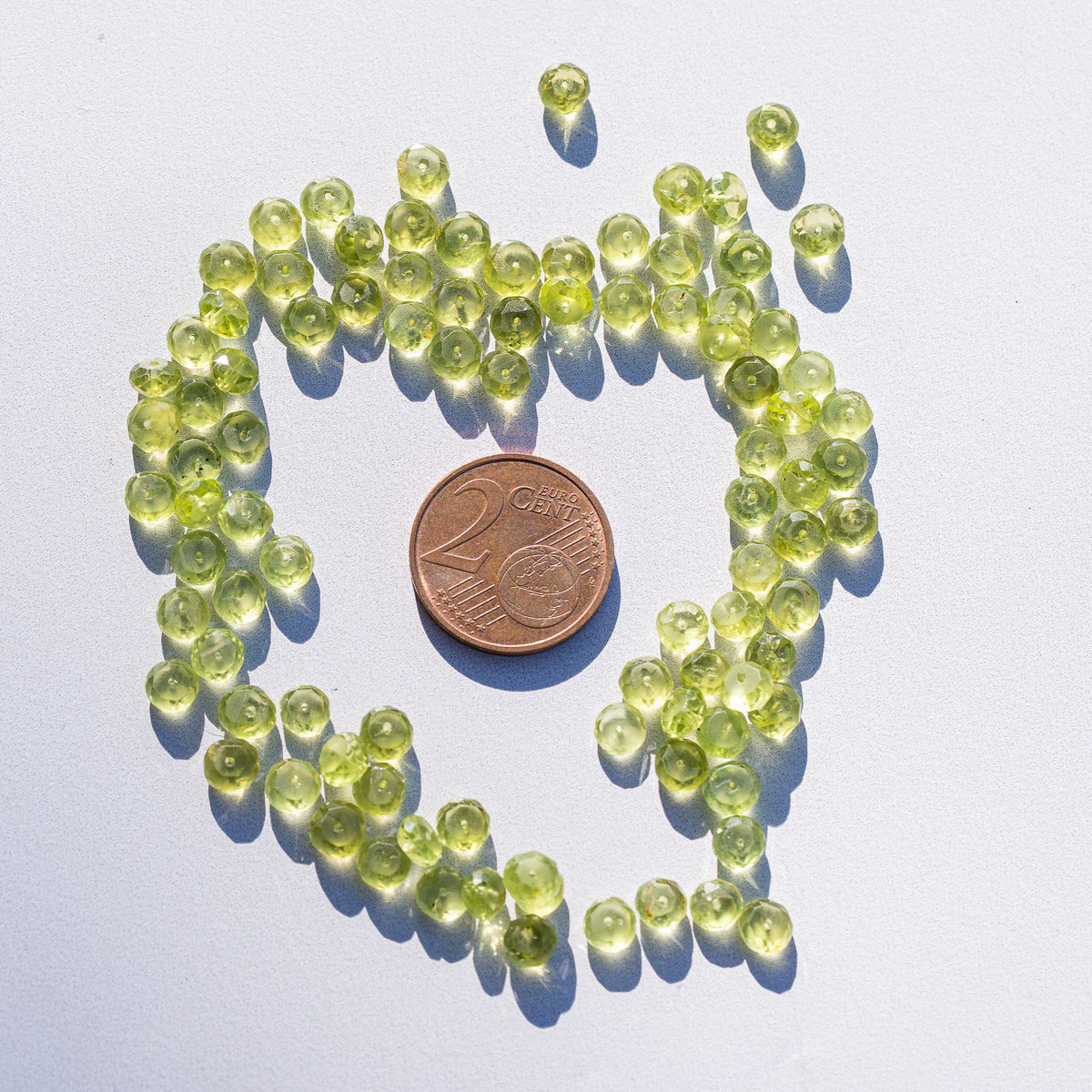 Perles rondelles facettes de Péridot de env 5 mm ( lot de 4 perles )