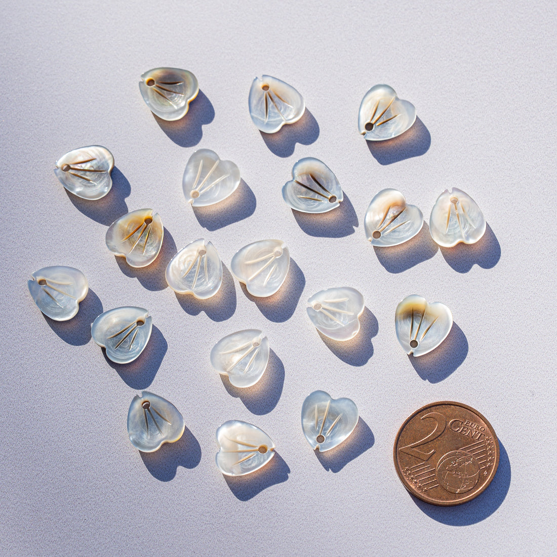 Petites breloques feuille en nacre multicolore de 10 mm ( à l&