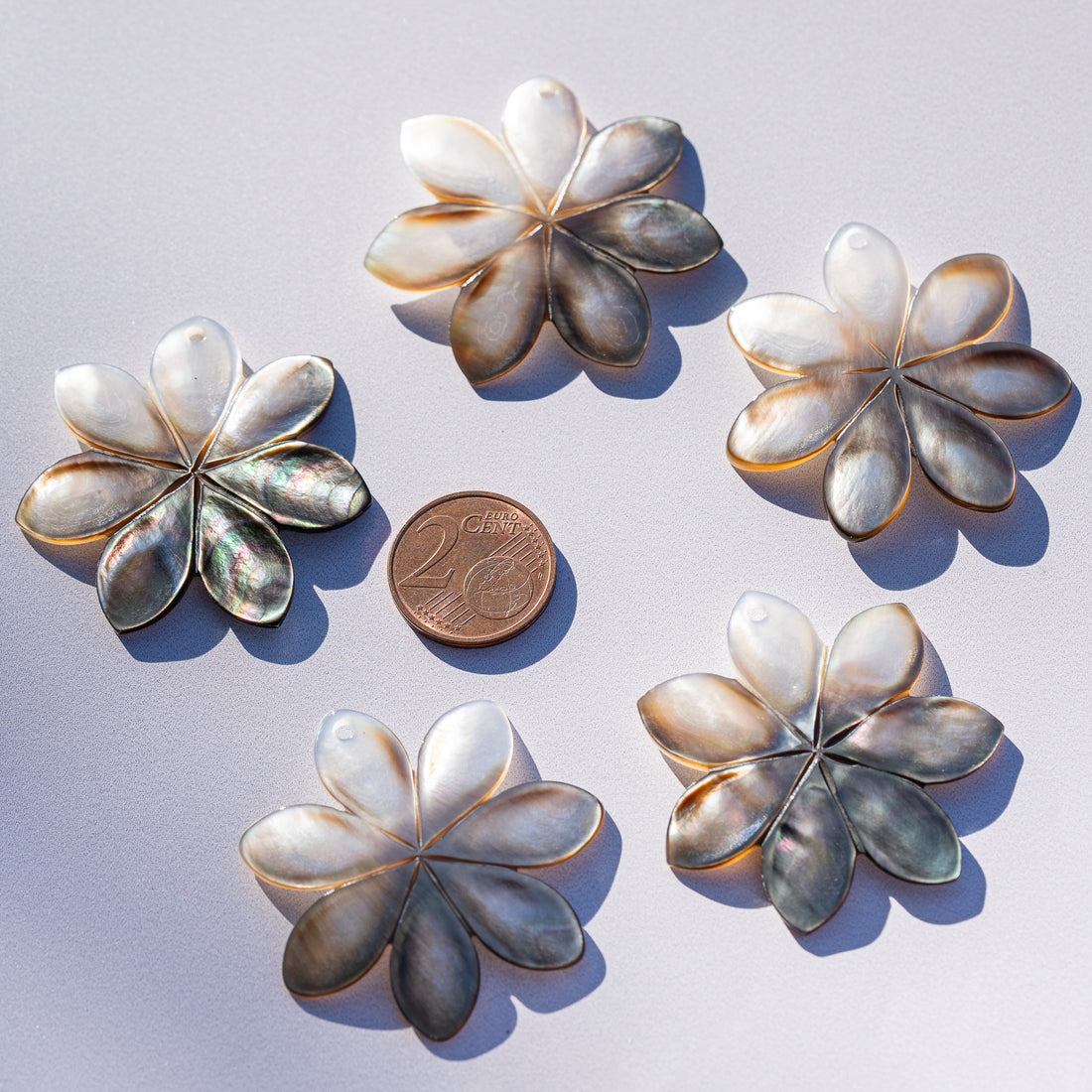 Breloques fleur en nacre multicolore de 39 x 40 mm ( à l&