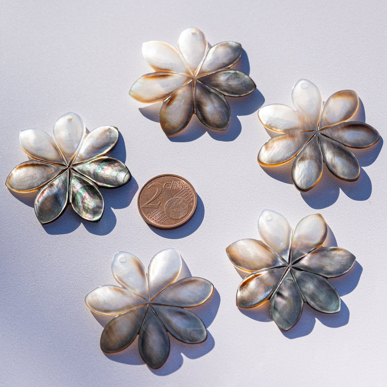 Breloques fleur en nacre multicolore de 39 x 40 mm ( à l&