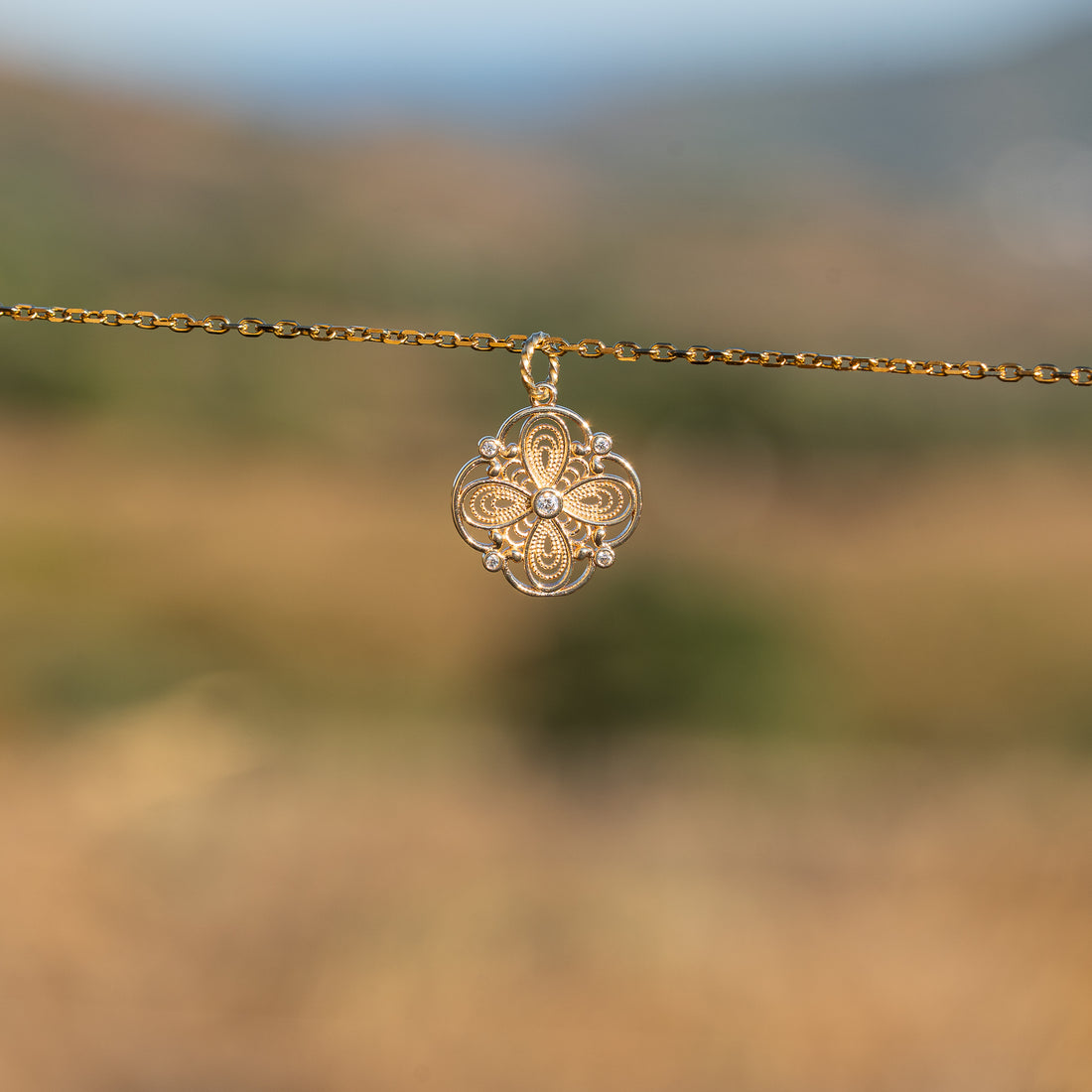 Breloques fleurs filigranées en laiton plaqué or 18k et zirconium de 17 mm ( à l&