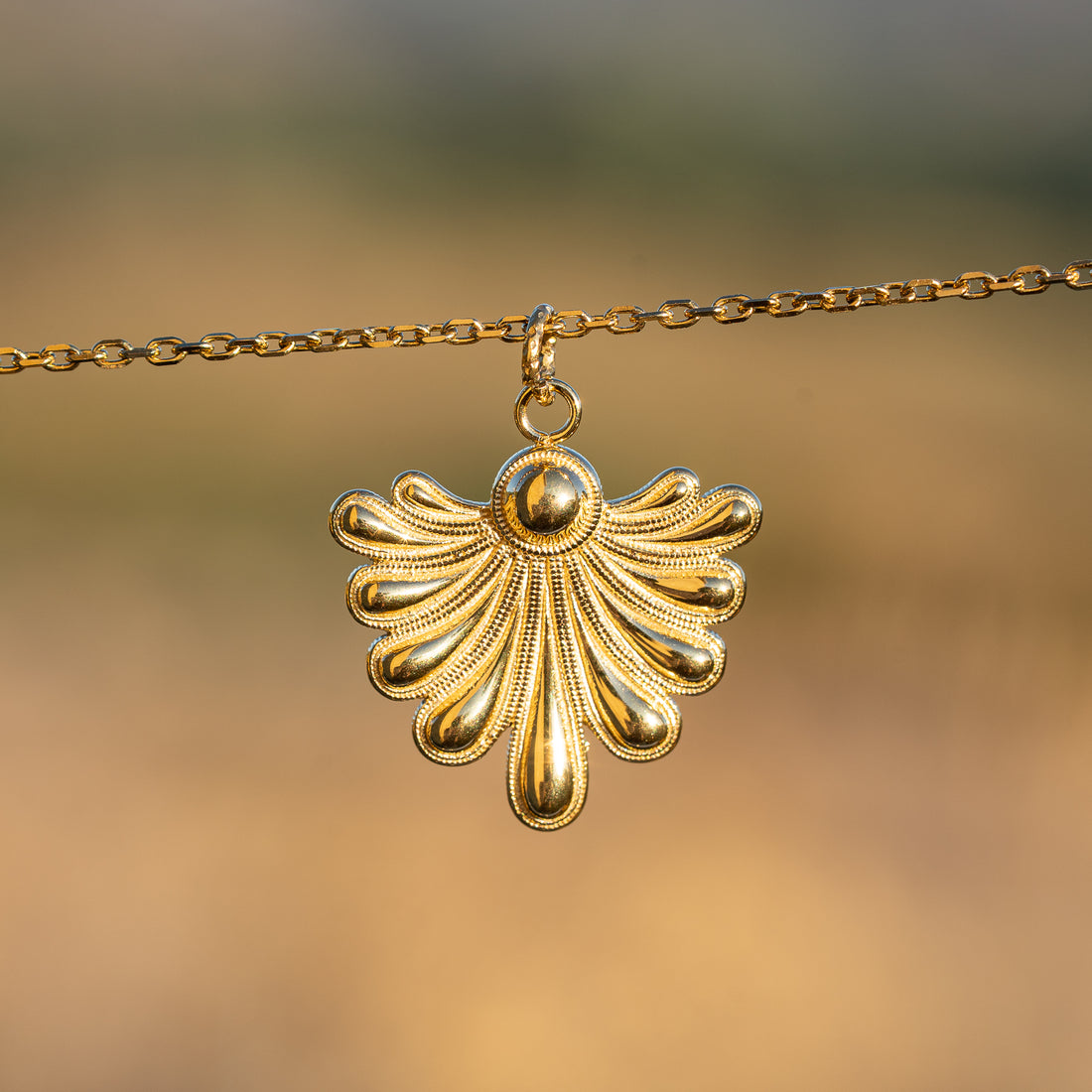 Breloques feuilles en acier inoxydable plaqué or 14k de 27 mm ( à l&