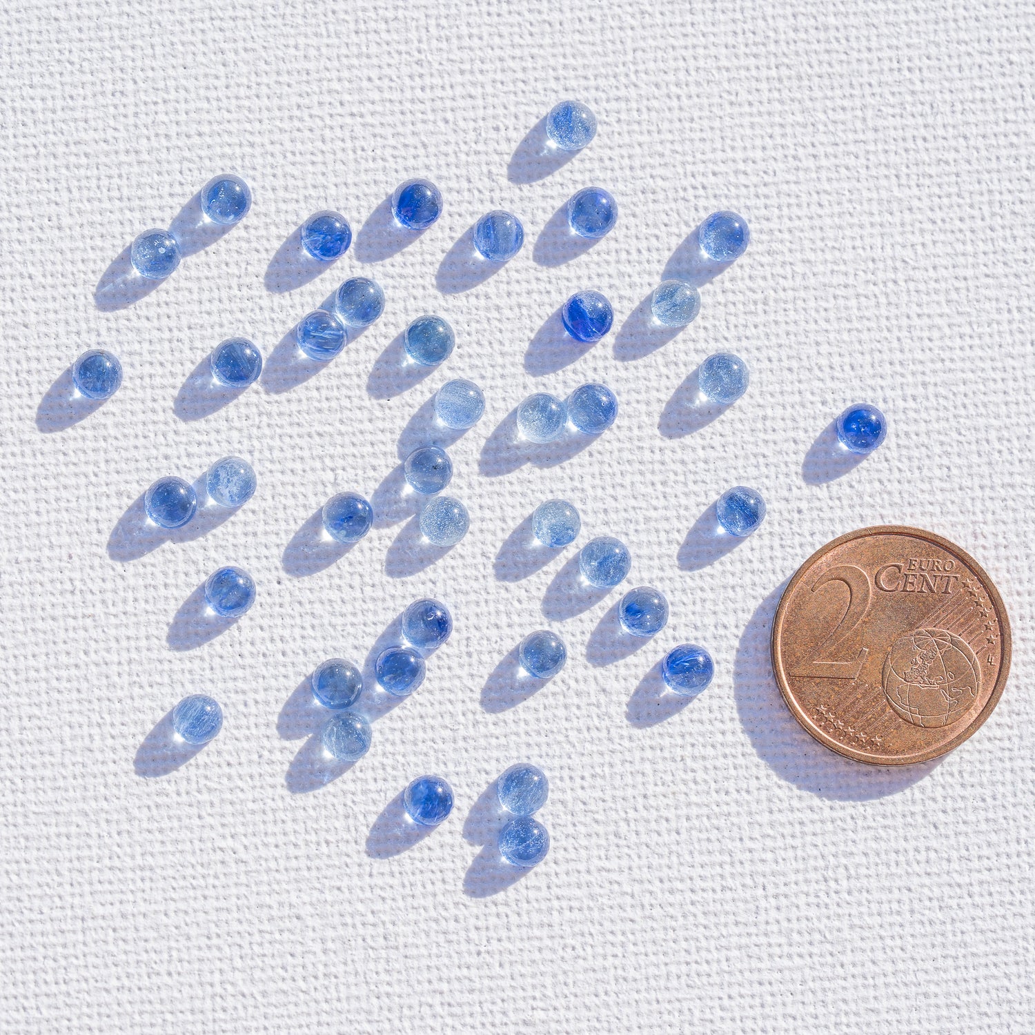 Cabochon rond de Cyanite bleue de env 4 mm ( à l&