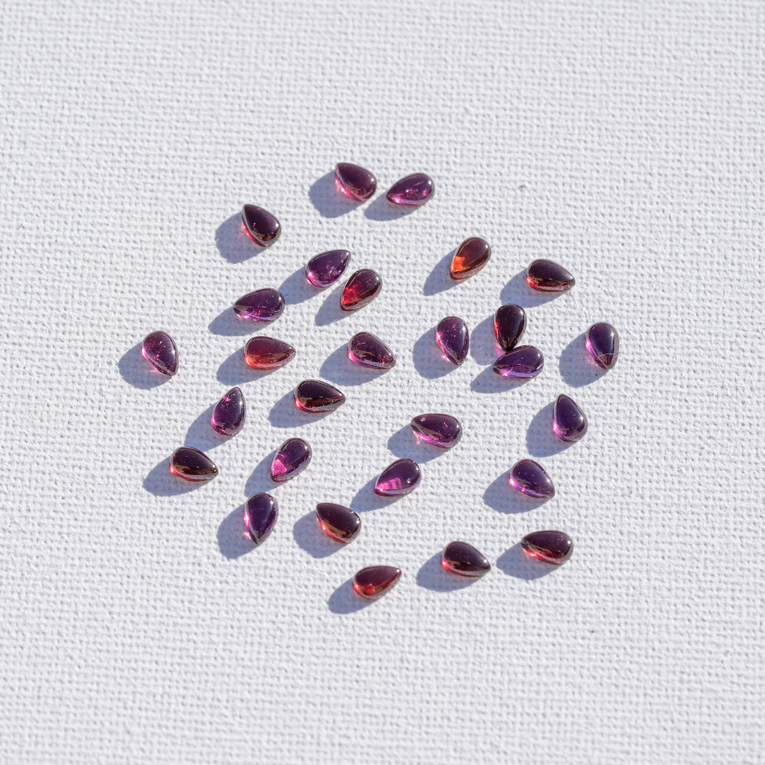 Cabochon goutte de Grenat Rhodolite de env 6 x 4 mm ( à l&
