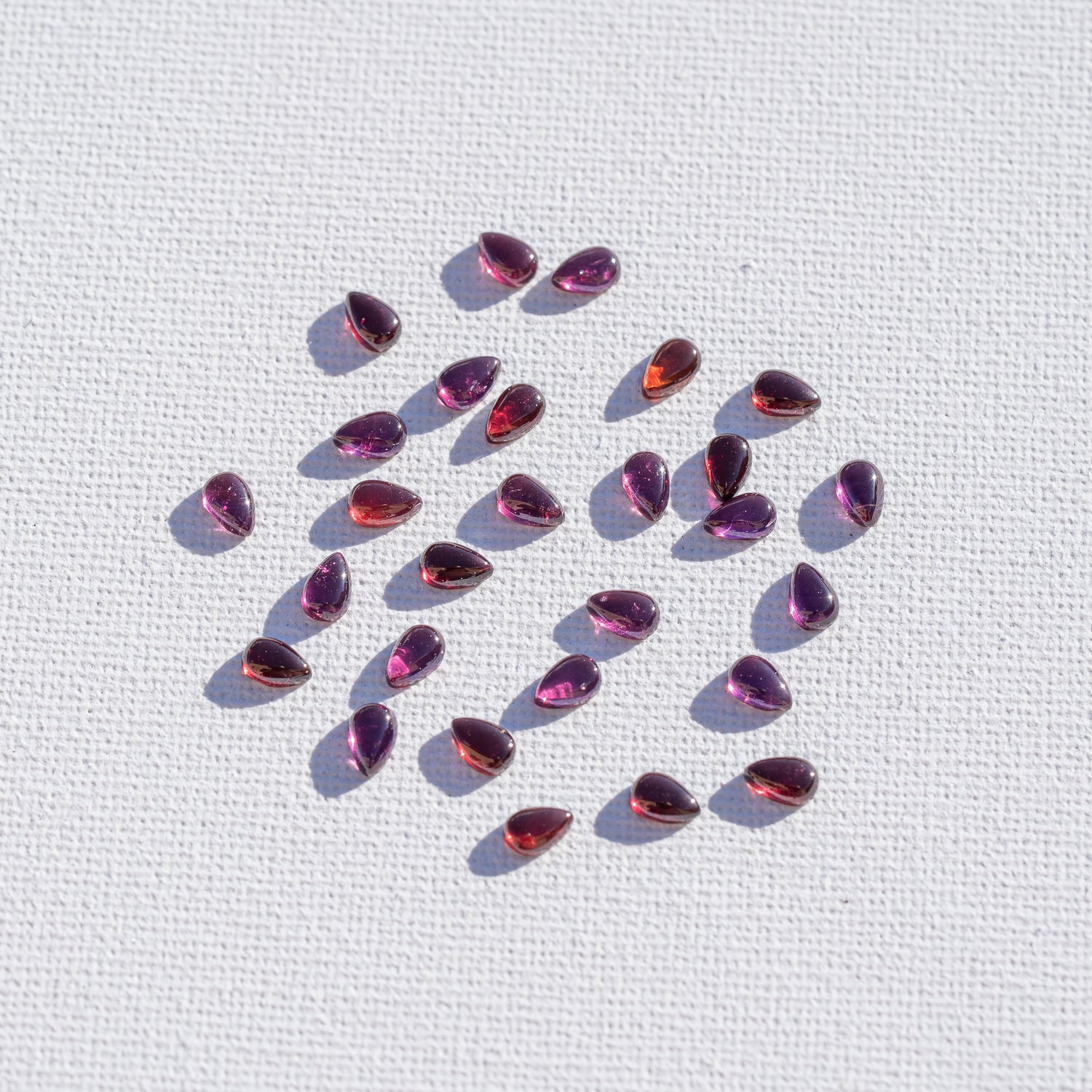 Cabochon goutte de Grenat Rhodolite de env 6 x 4 mm ( à l&