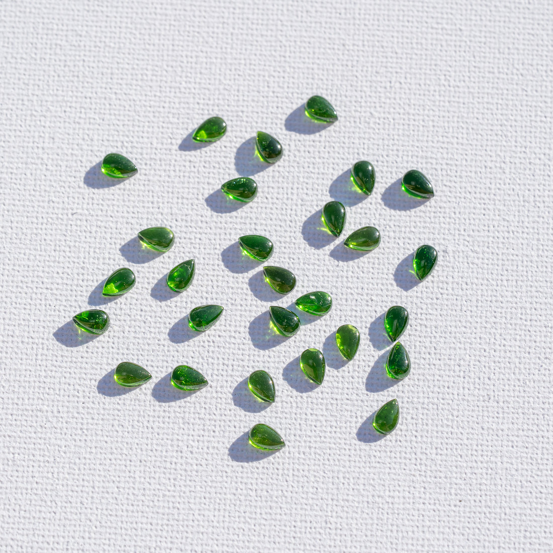 Cabochon goutte de Diopside chrome de env 6 x 4 mm ( à l&