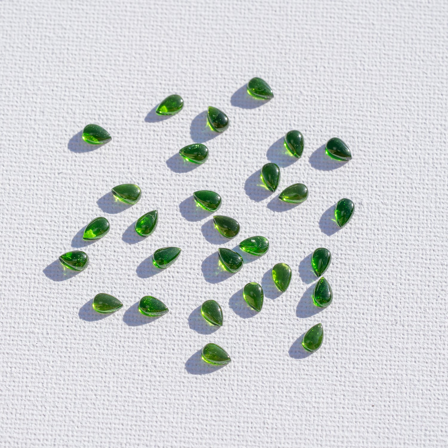 Cabochon goutte de Diopside chrome de env 6 x 4 mm ( à l&