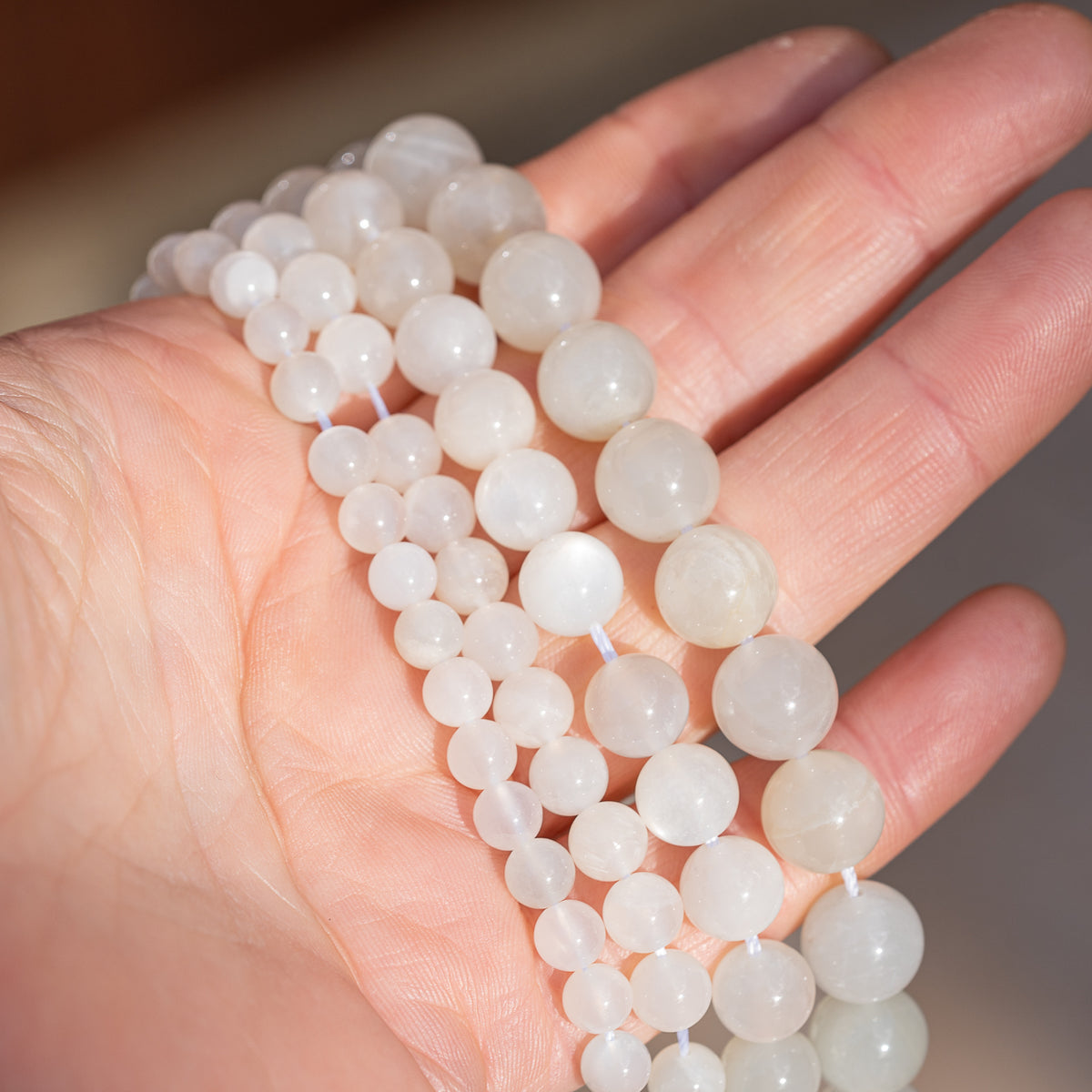 Perles rondes lisses de Pierre de lune blanche de 6,7 à 10 mm au choix  ( Rang, 1/2 rang ou lot )