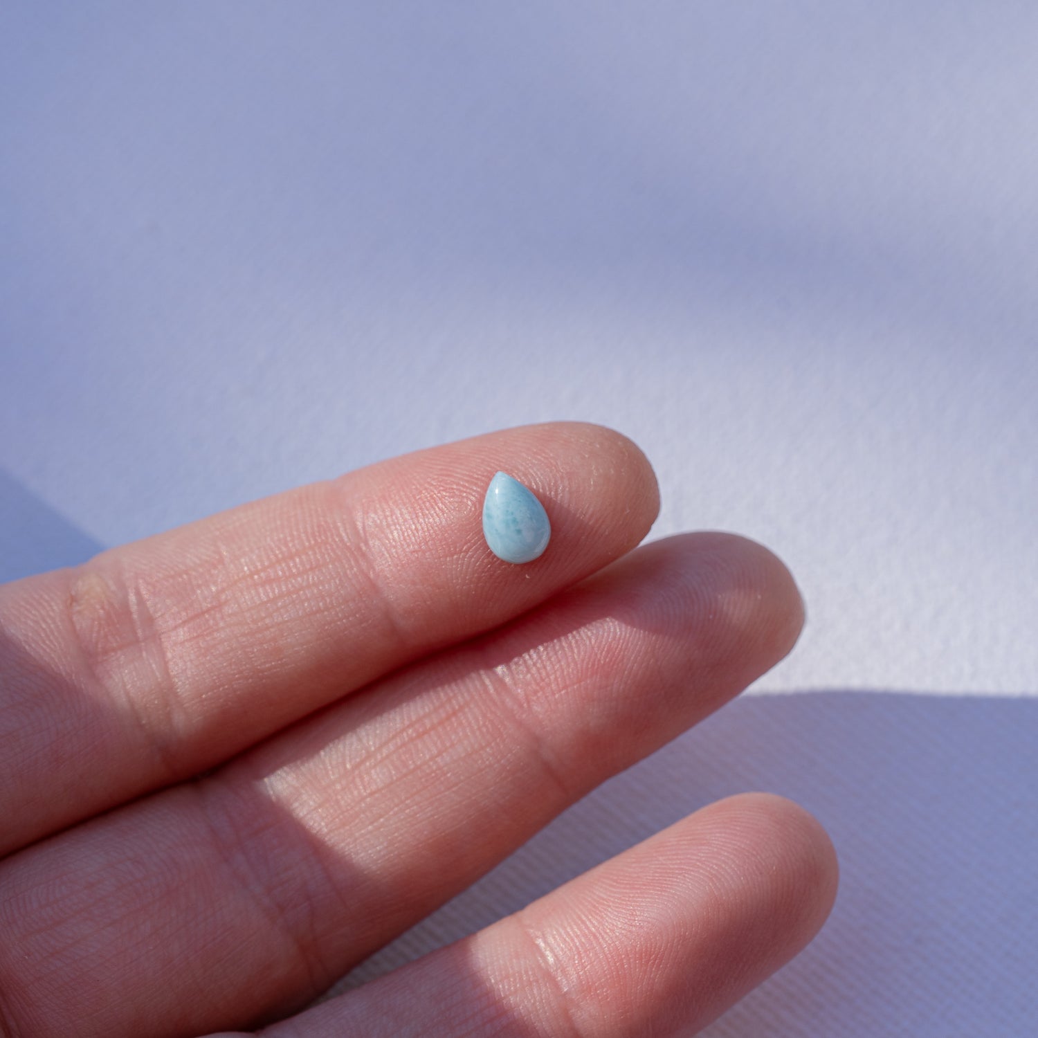 Cabochon goutte de Larimar de env 7 x 5 mm ( à l&