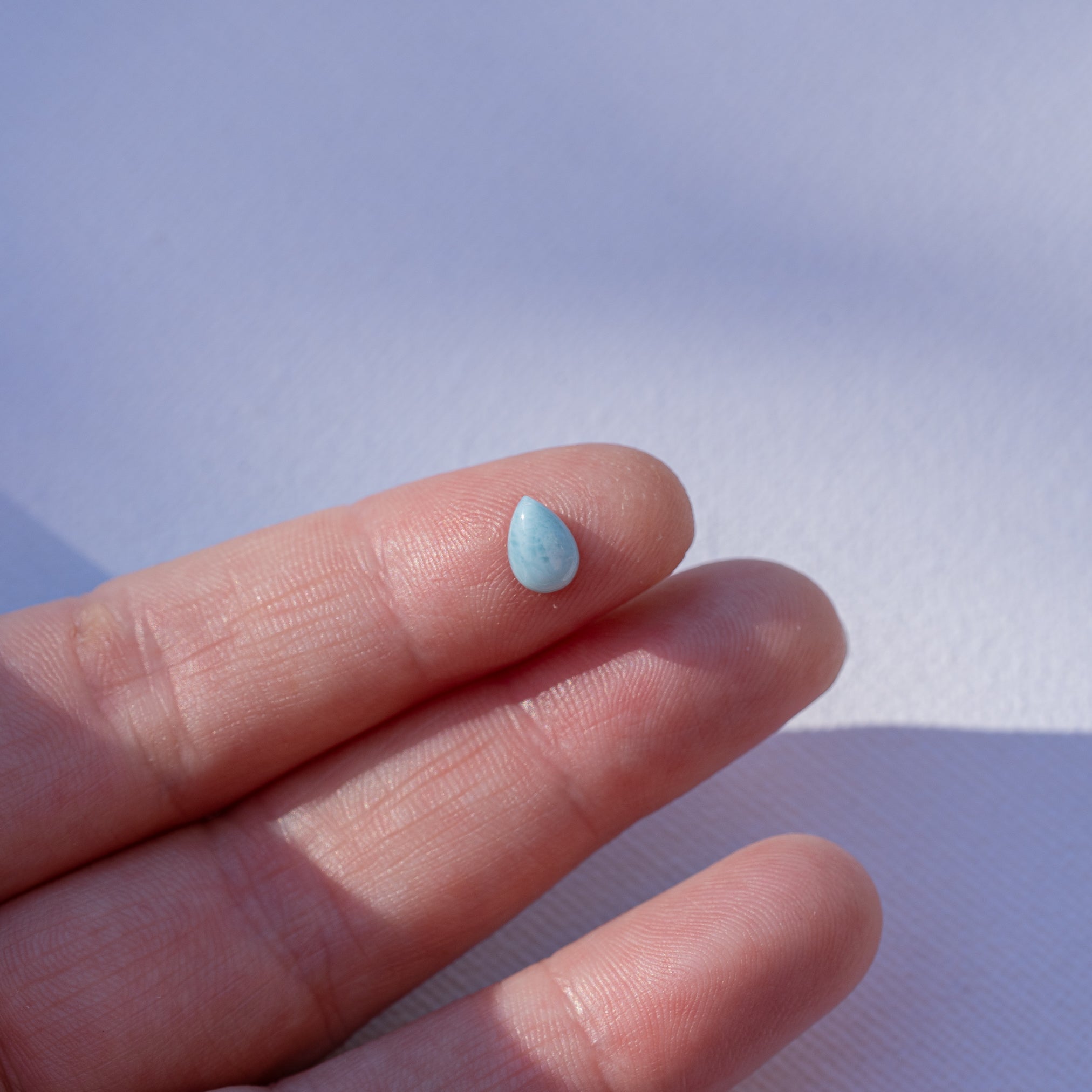 Cabochon goutte de Larimar de env 7 x 5 mm ( à l&