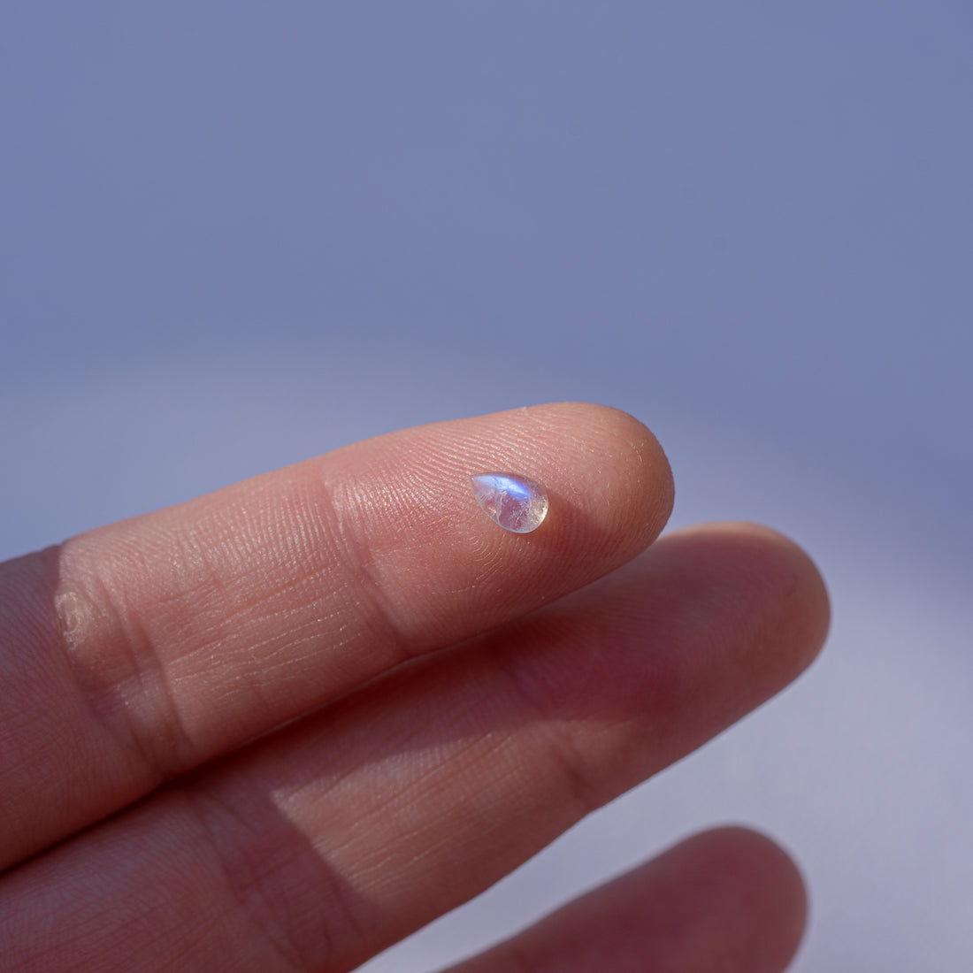 Cabochon goutte de Labradorite blanche de env 6 x 4 mm ( à l&