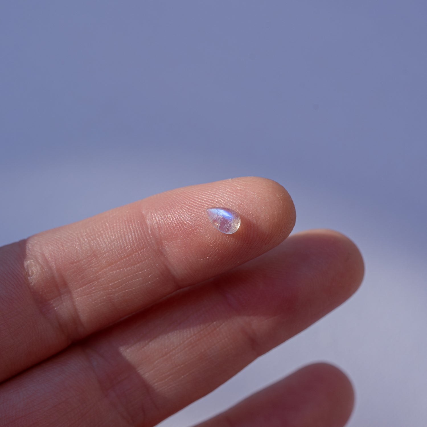 Cabochon goutte de Labradorite blanche de env 6 x 4 mm ( à l&