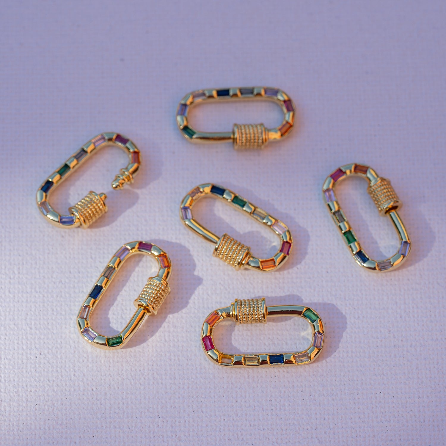 Fermoir mousqueton à vis ovale en laiton plaqué or 18k et zirconium coloré de 23,5 mm ( à l&