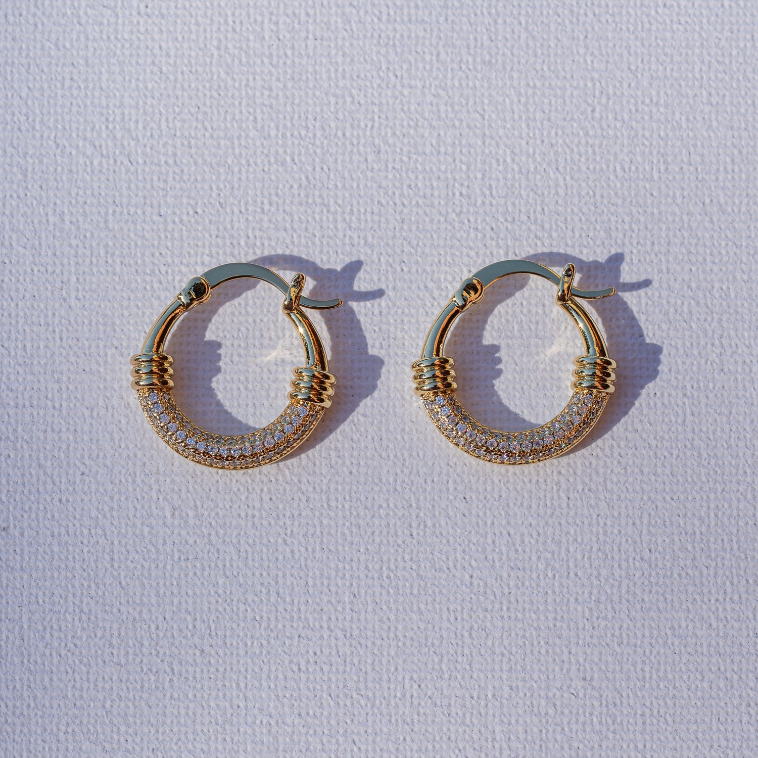 Créoles rondes en laiton plaqué or 18k et zirconium de 22 x 3,5 mm ( la paire )