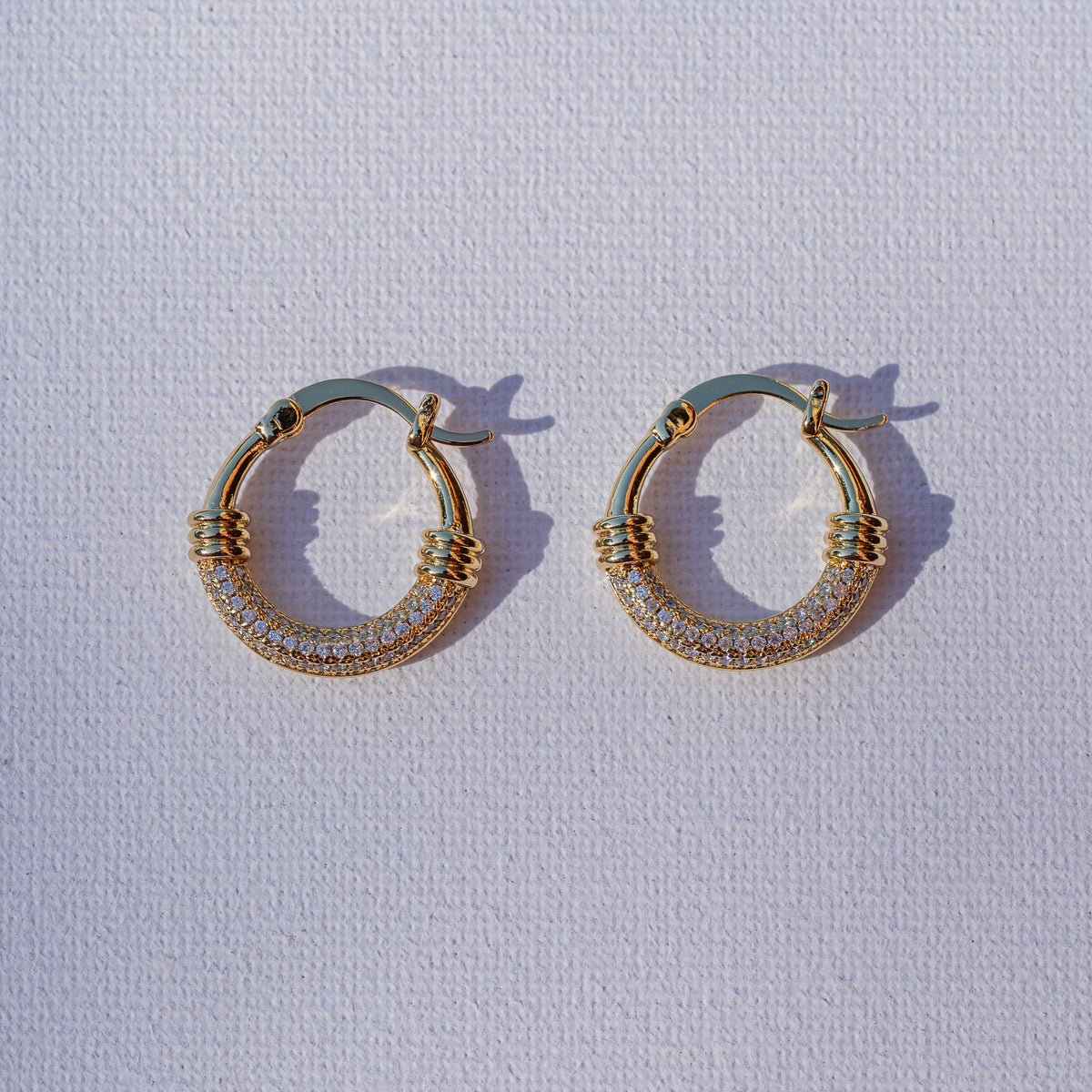 Créoles rondes en laiton plaqué or 18k et zirconium de 22 x 3,5 mm ( la paire )