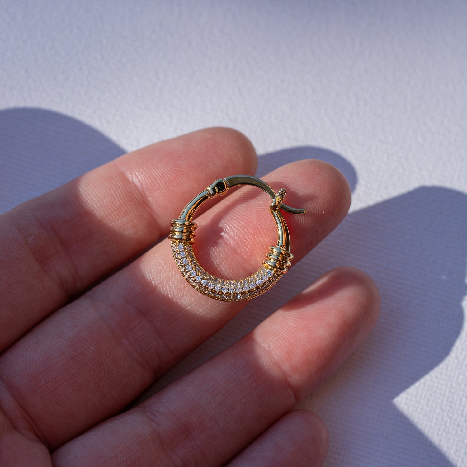 Créoles rondes en laiton plaqué or 18k et zirconium de 22 x 3,5 mm ( la paire )