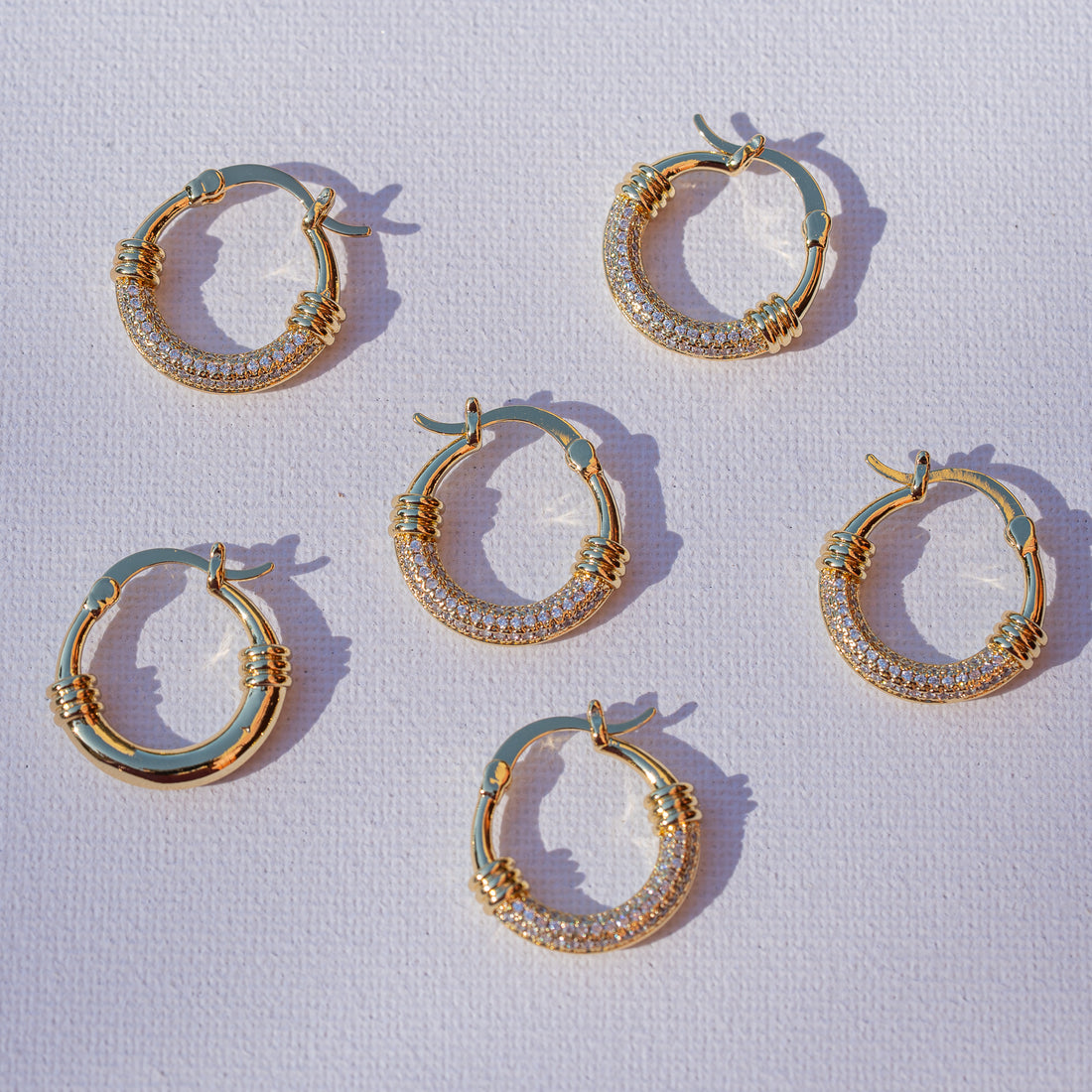 Créoles rondes en laiton plaqué or 18k et zirconium de 22 x 3,5 mm ( la paire )