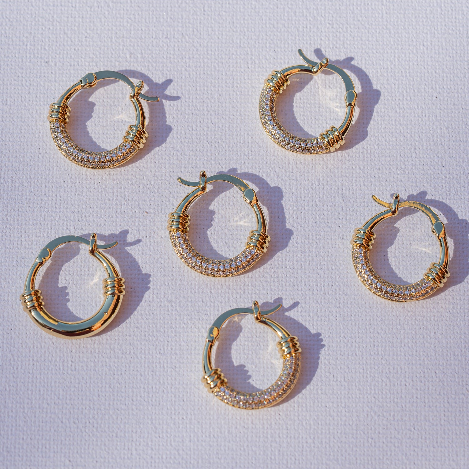 Créoles rondes en laiton plaqué or 18k et zirconium de 22 x 3,5 mm ( la paire )