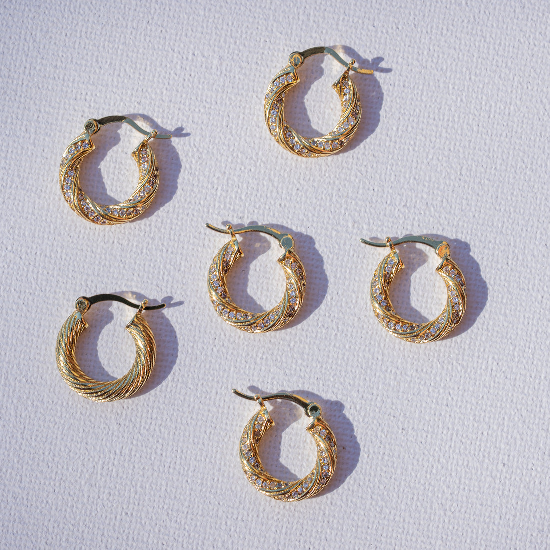 Créoles rondes torsadées en laiton plaqué or 18k et zirconium de 17 x 3 mm ( la paire )