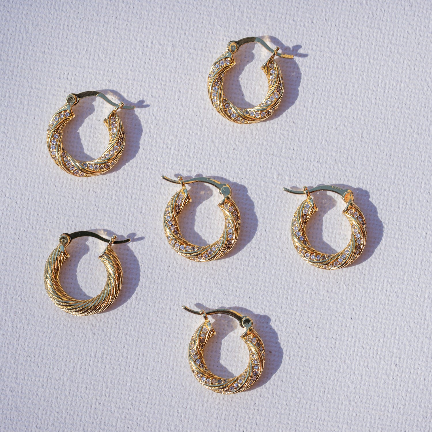 Créoles rondes torsadées en laiton plaqué or 18k et zirconium de 17 x 3 mm ( la paire )