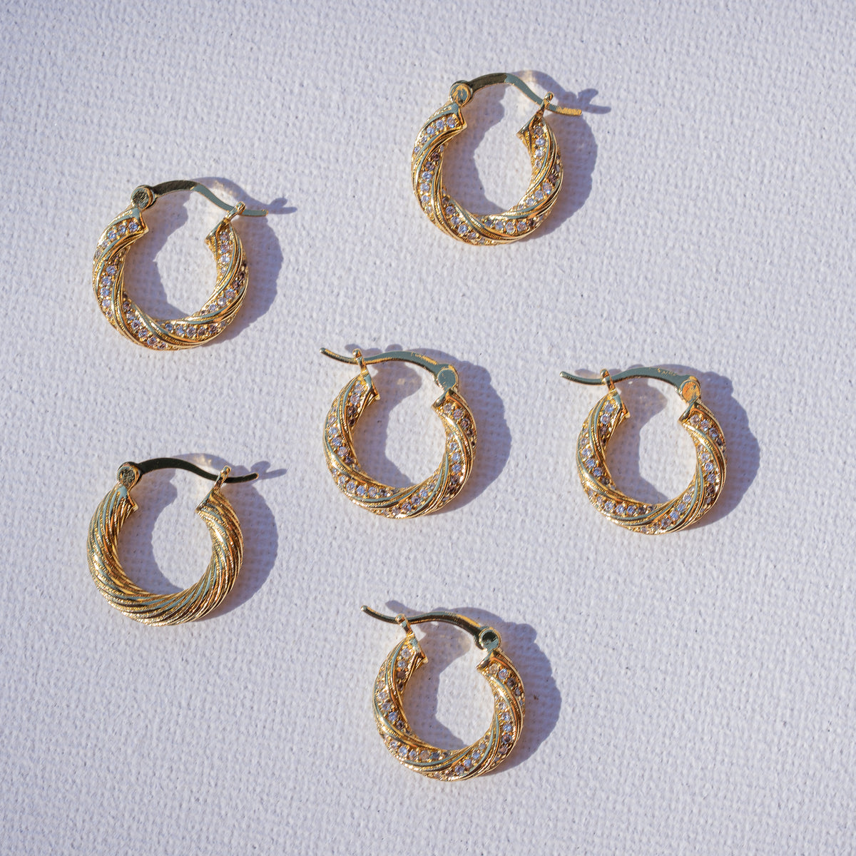 Créoles rondes torsadées en laiton plaqué or 18k et zirconium de 17 x 3 mm ( la paire )
